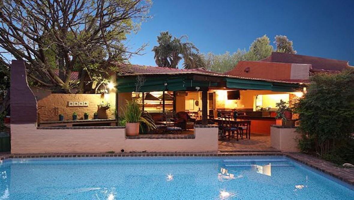 Varios Uxolo Guesthouse