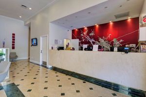 Alojamiento - Point Hotel and Suites•2 King Bed Resort Studio•Free Parking•Kitchenette•Pool