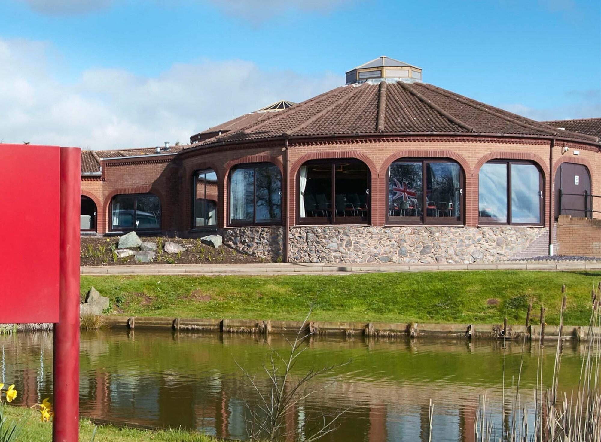 Vista Exterior Leonardo Hotel and Conference Venue Hinckley Island