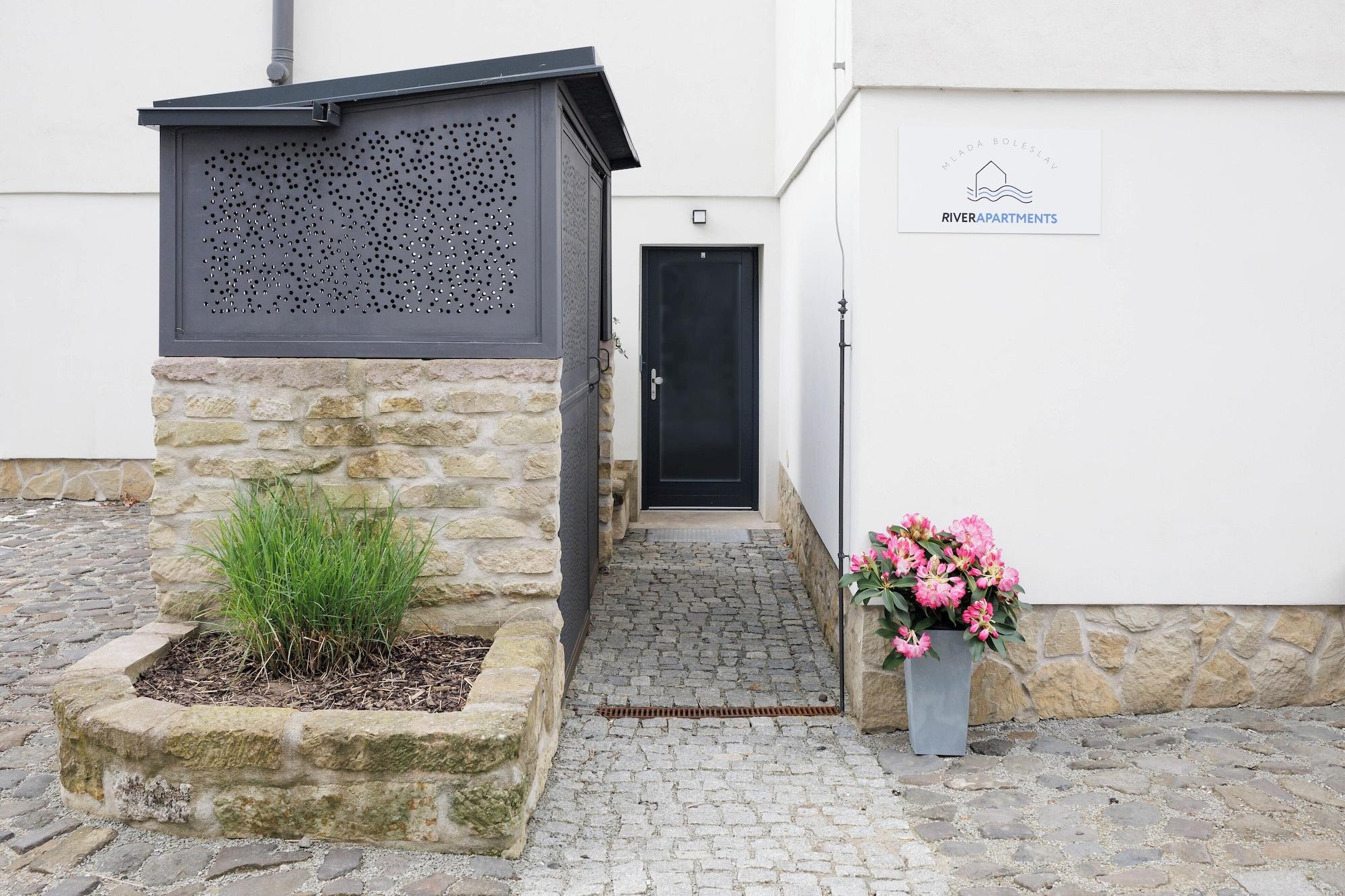 Vista Exterior River Apartments