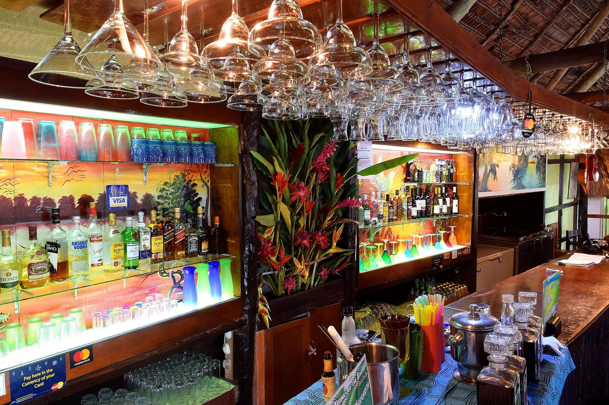 Bar/Salón Ceiba Tops Lodge