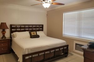 Alquiler Vacacional - Beach Block Bungalow with private putting green.  Everything need.