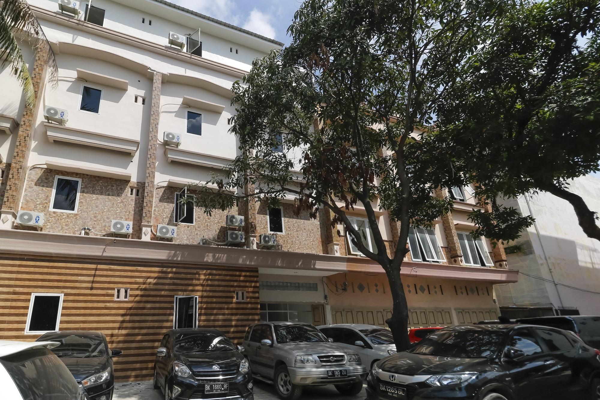 Vista Exterior RedDoorz Plus near RS Royal Prima