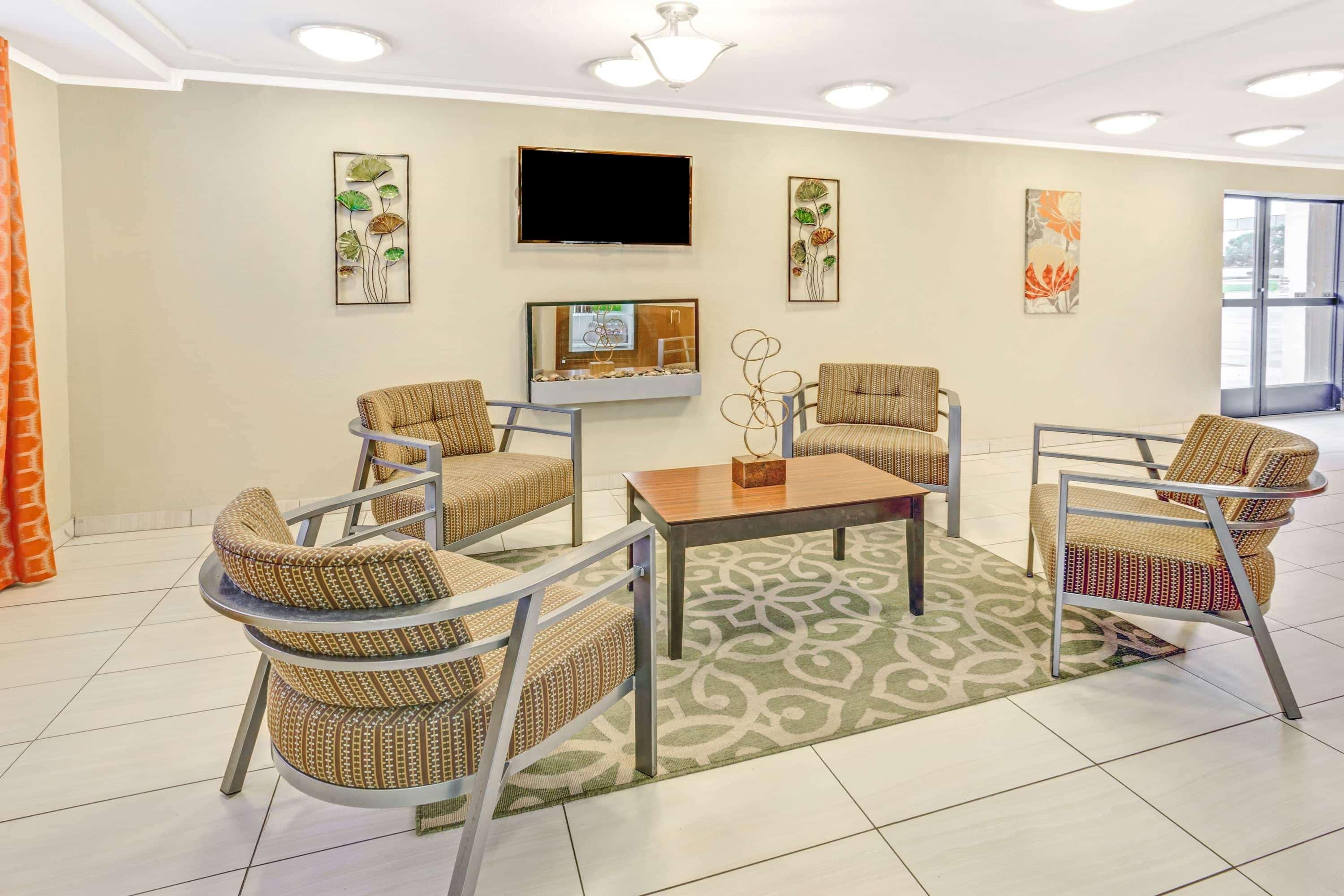 Vista Lobby Days Inn & Suites by Wyndham Indianapolis Airport East