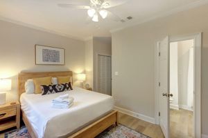 Alquiler Vacacional - Charming 2-bedroom Condo with AC and WiFi in beautiful downtown Savannah.