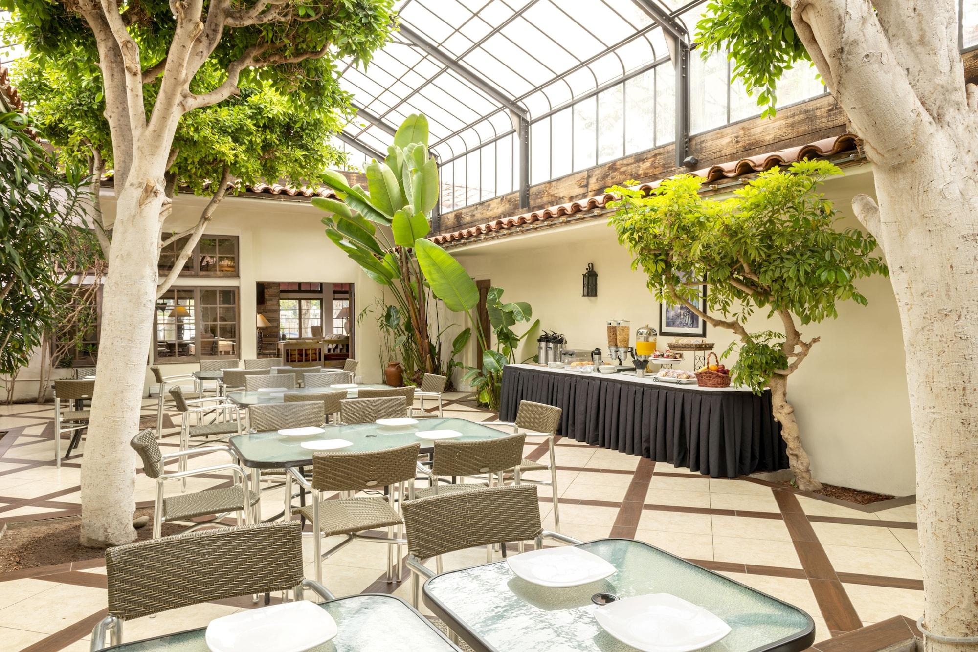 Restaurant Clocktower Inn Ventura