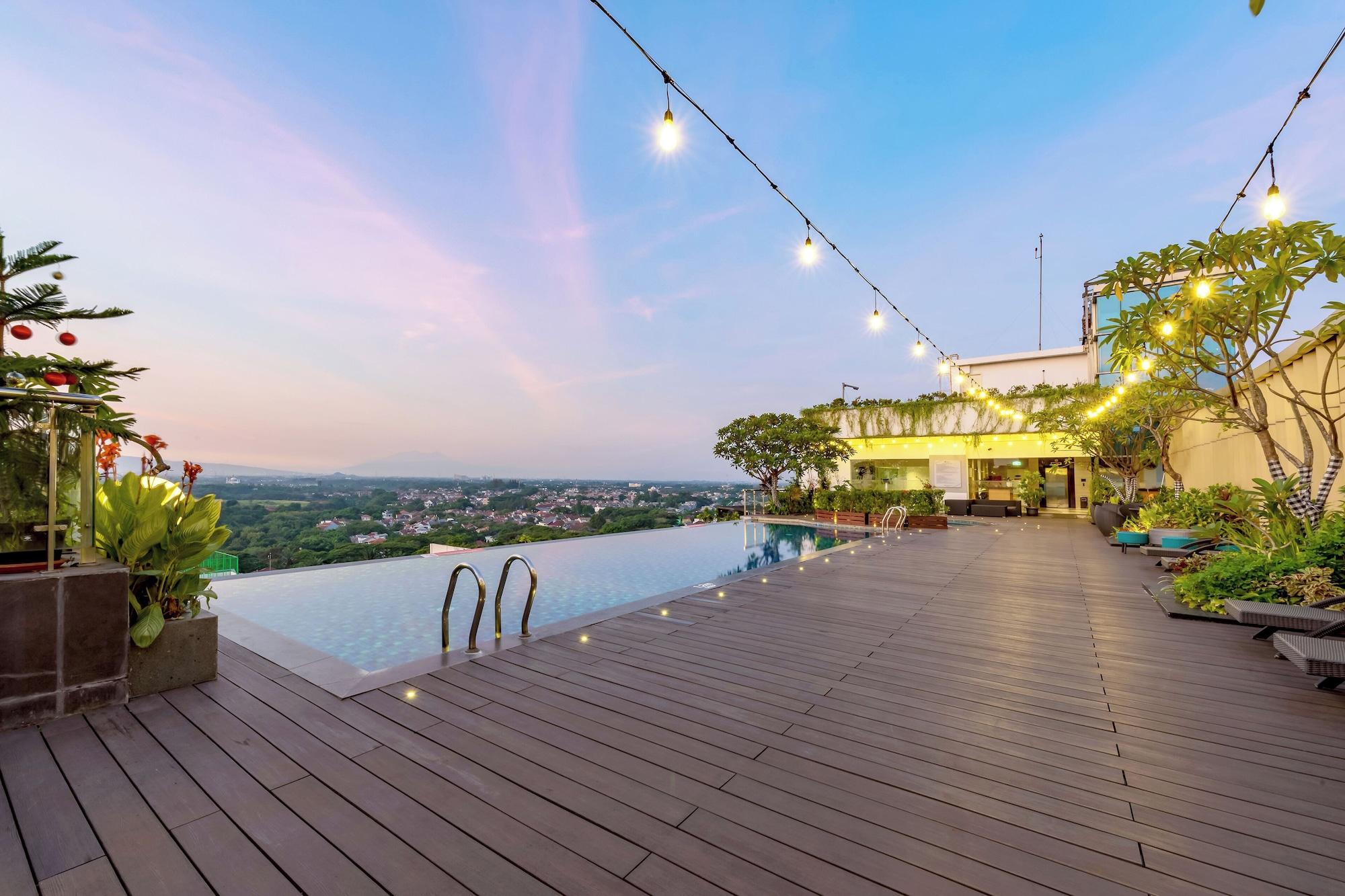 Vista Piscina Hotel Ciputra Cibubur