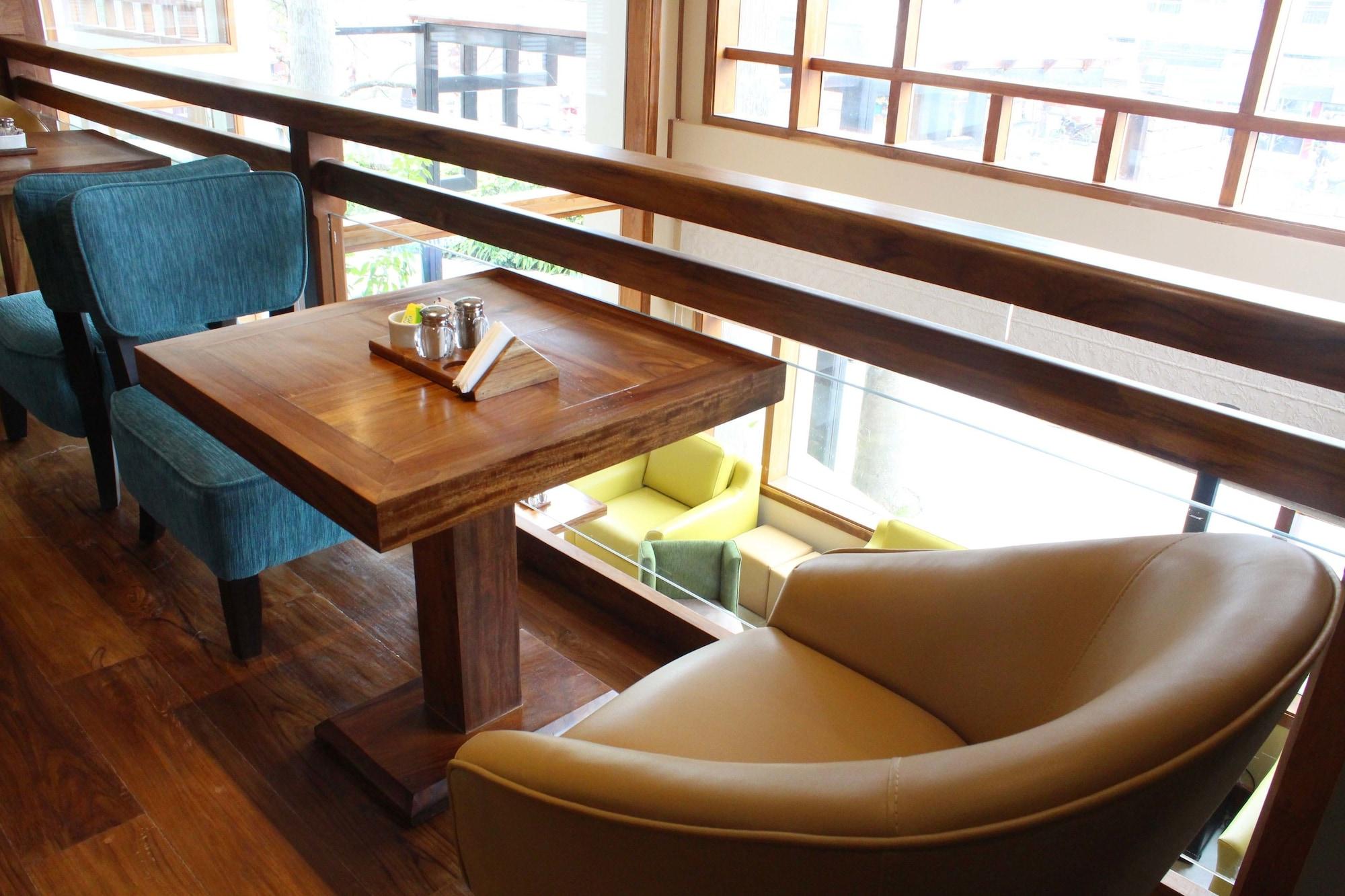 Bar/Salón The Guwahati Address