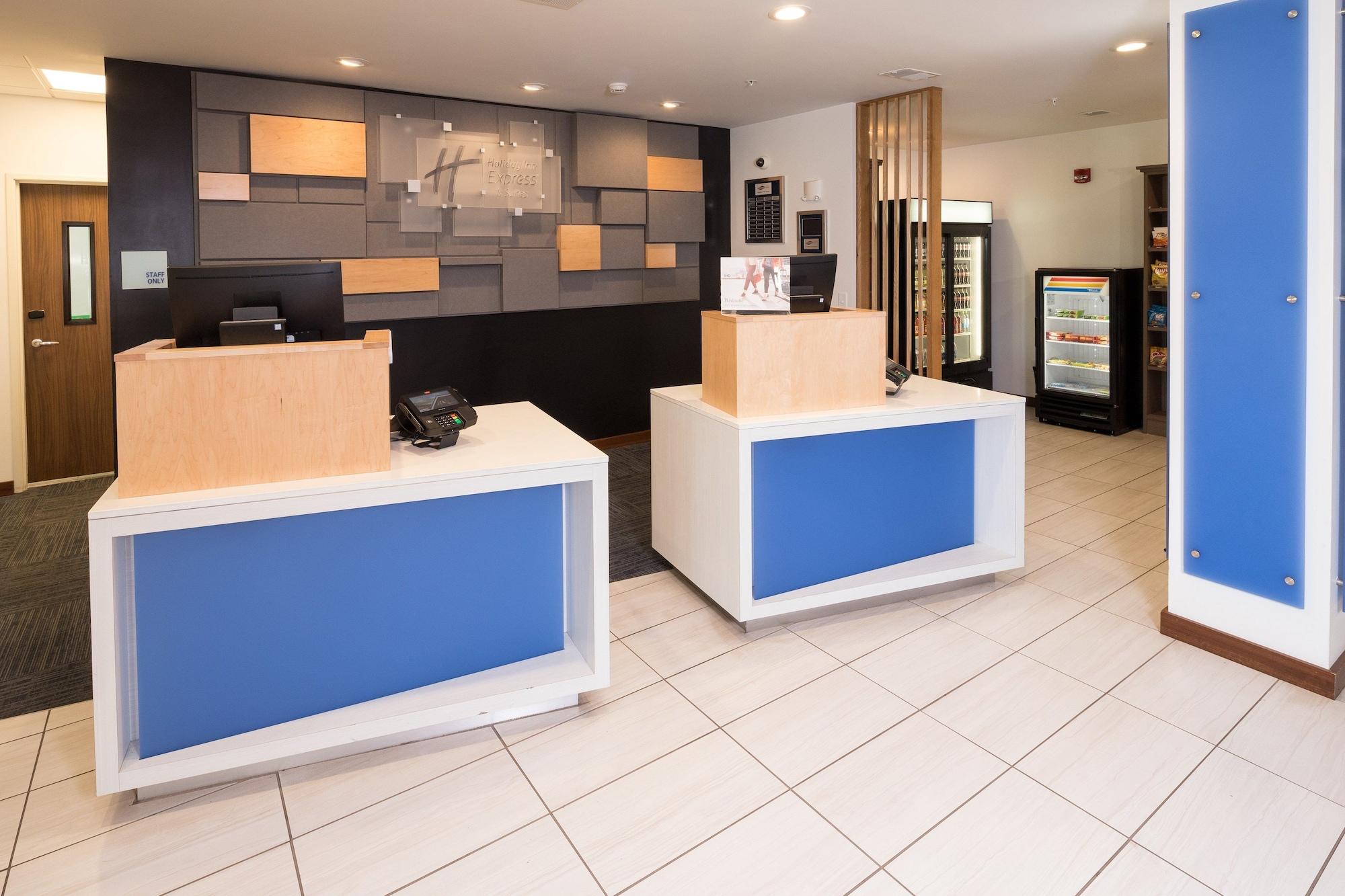 Vista Lobby Holiday Inn Express and Suites Portage by IHG