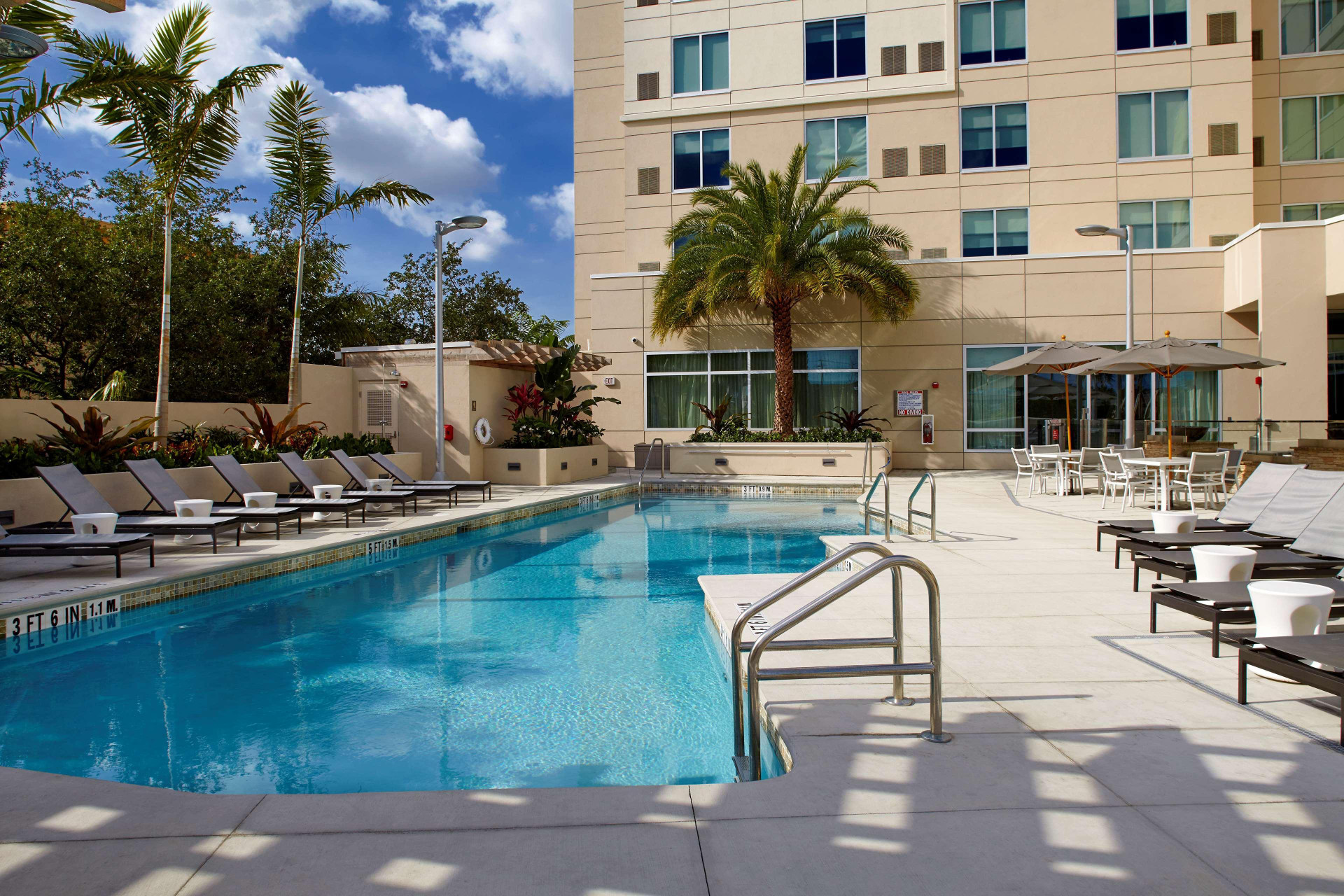 Vista Piscina Hyatt Place Miami Airport-East