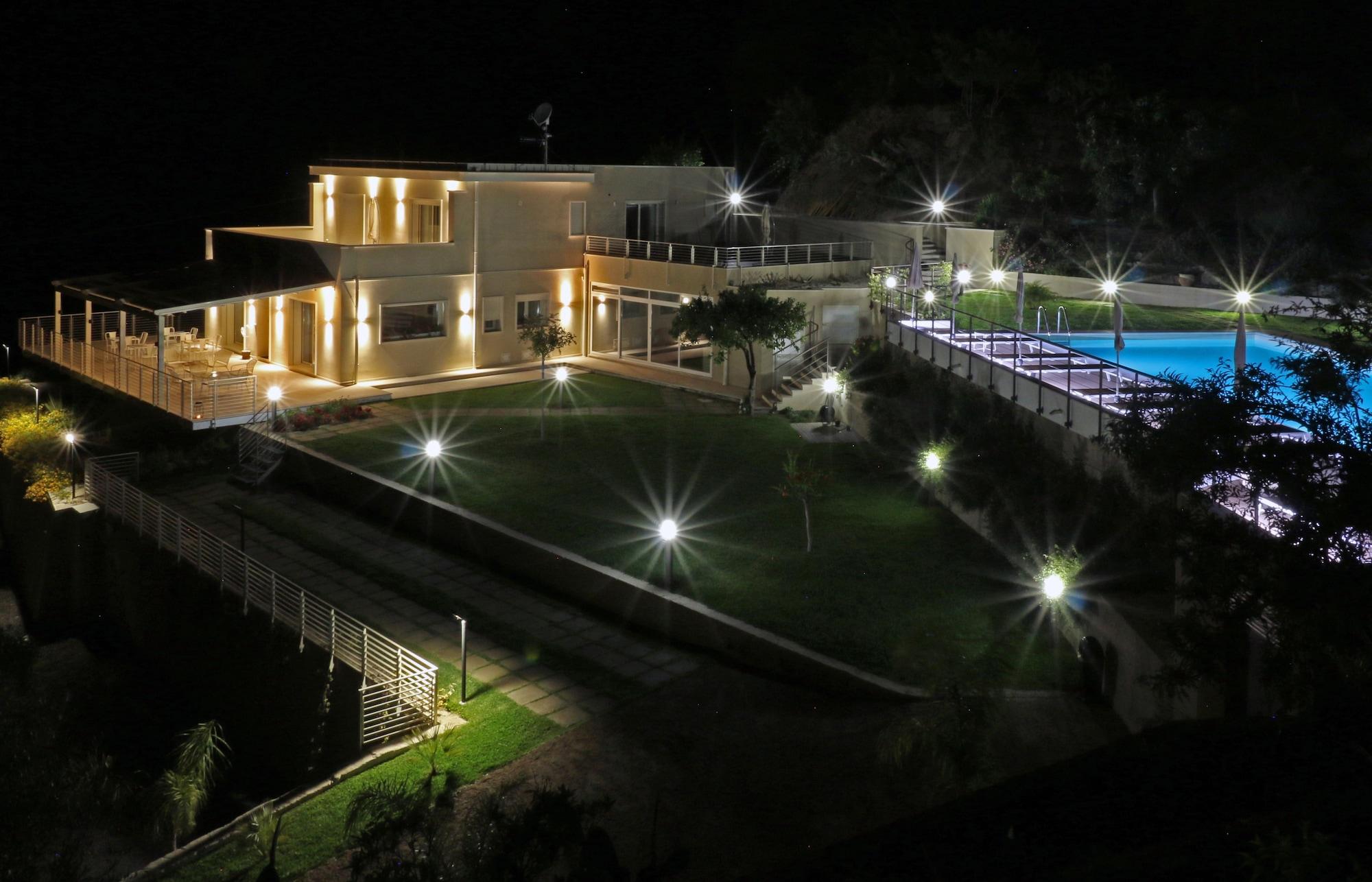 Varios Siké Holiday Home