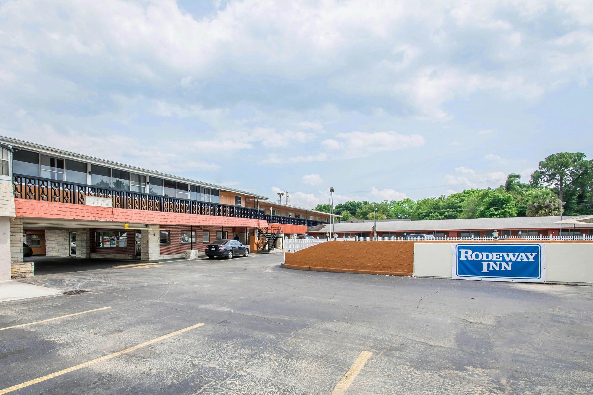 Vista Exterior Rodeway Inn & Suites Winter Haven Chain Of Lakes
