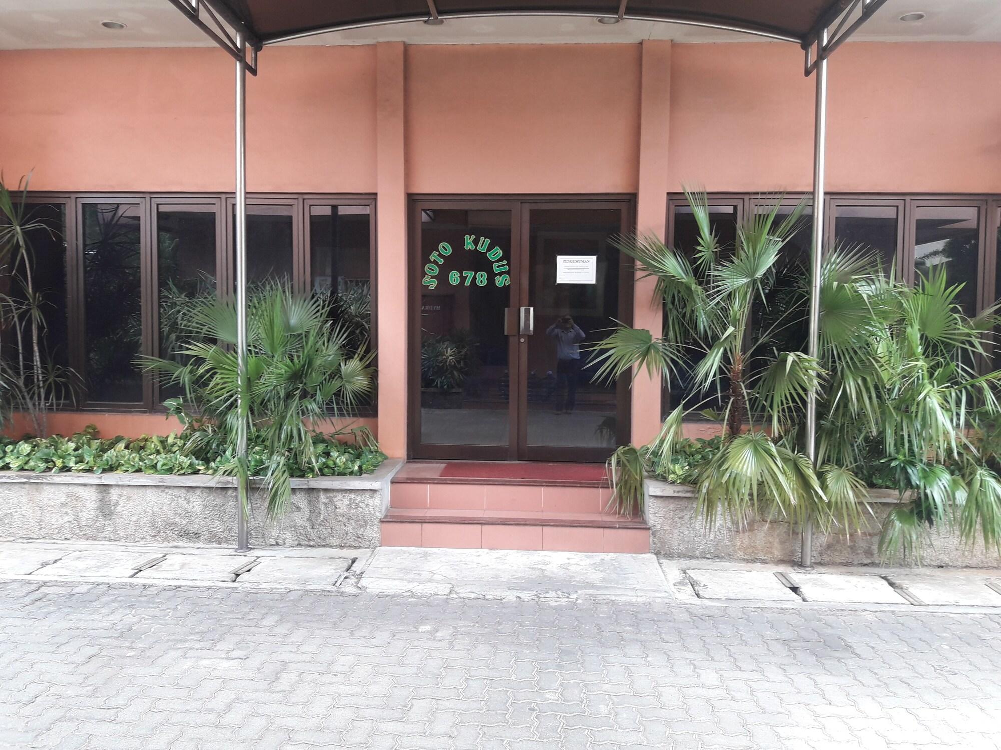 Vista Exterior Hotel 678 Kemang