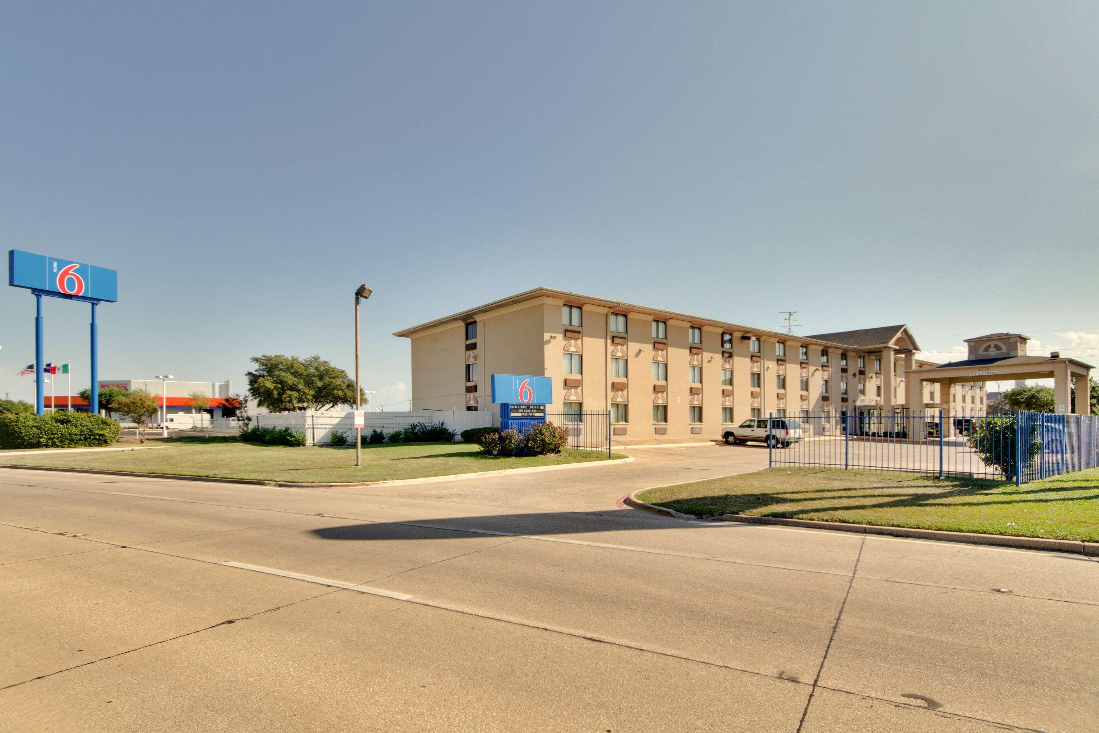 Vista Exterior Golden Inn Dallas East near I-30 Jim Miller