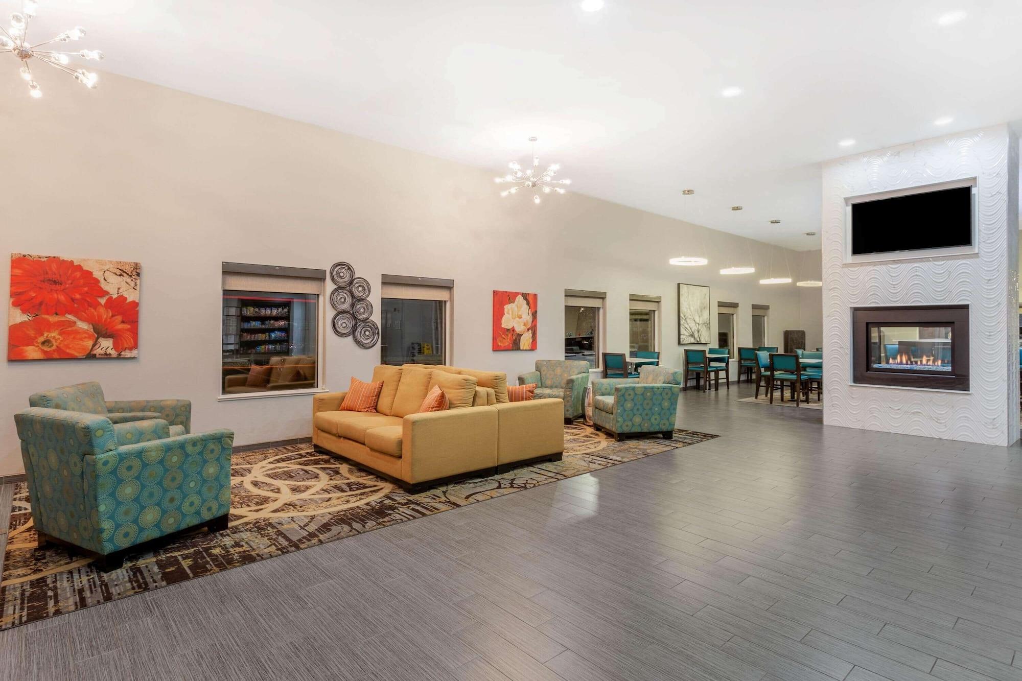 Vista Lobby La Quinta Inn & Suites by Wyndham Rockford
