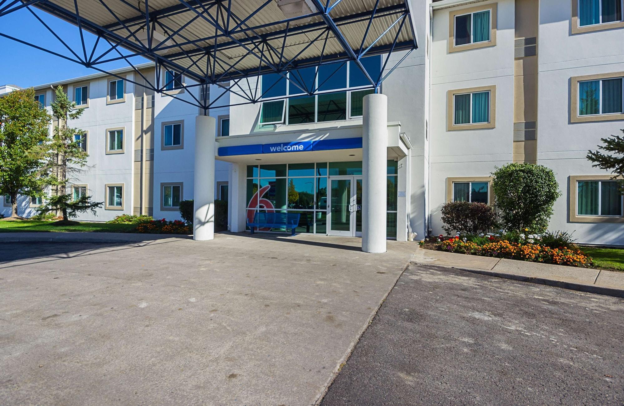 Vista Exterior Motel 6 Whitby, ON - Toronto East