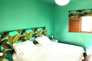 Alquiler Vacacional - Large modern villa with pool on West Coast near beach & restaurants w/ parking.