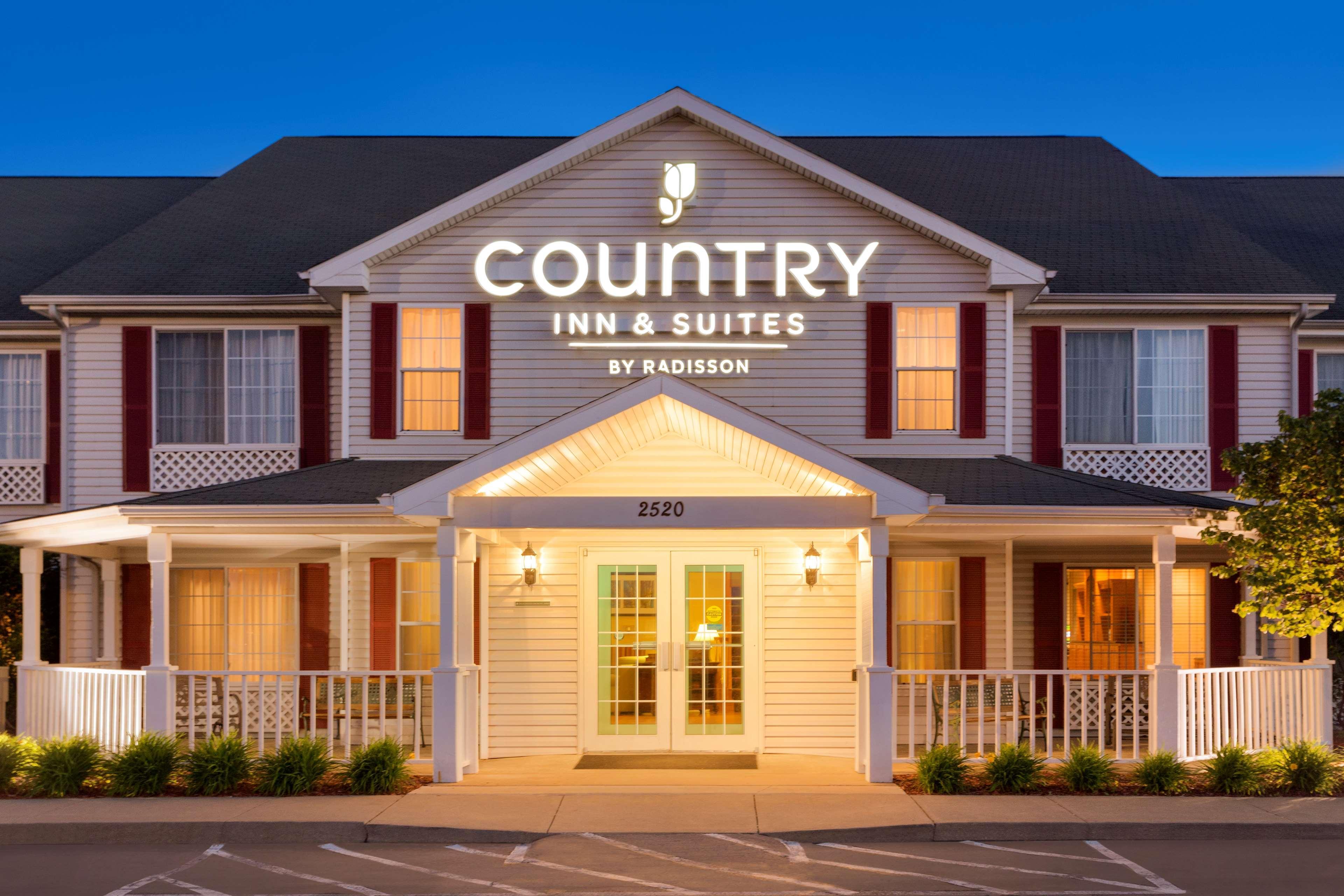 Vista Exterior Country Inn & Suites by Radisson, Nevada, MO