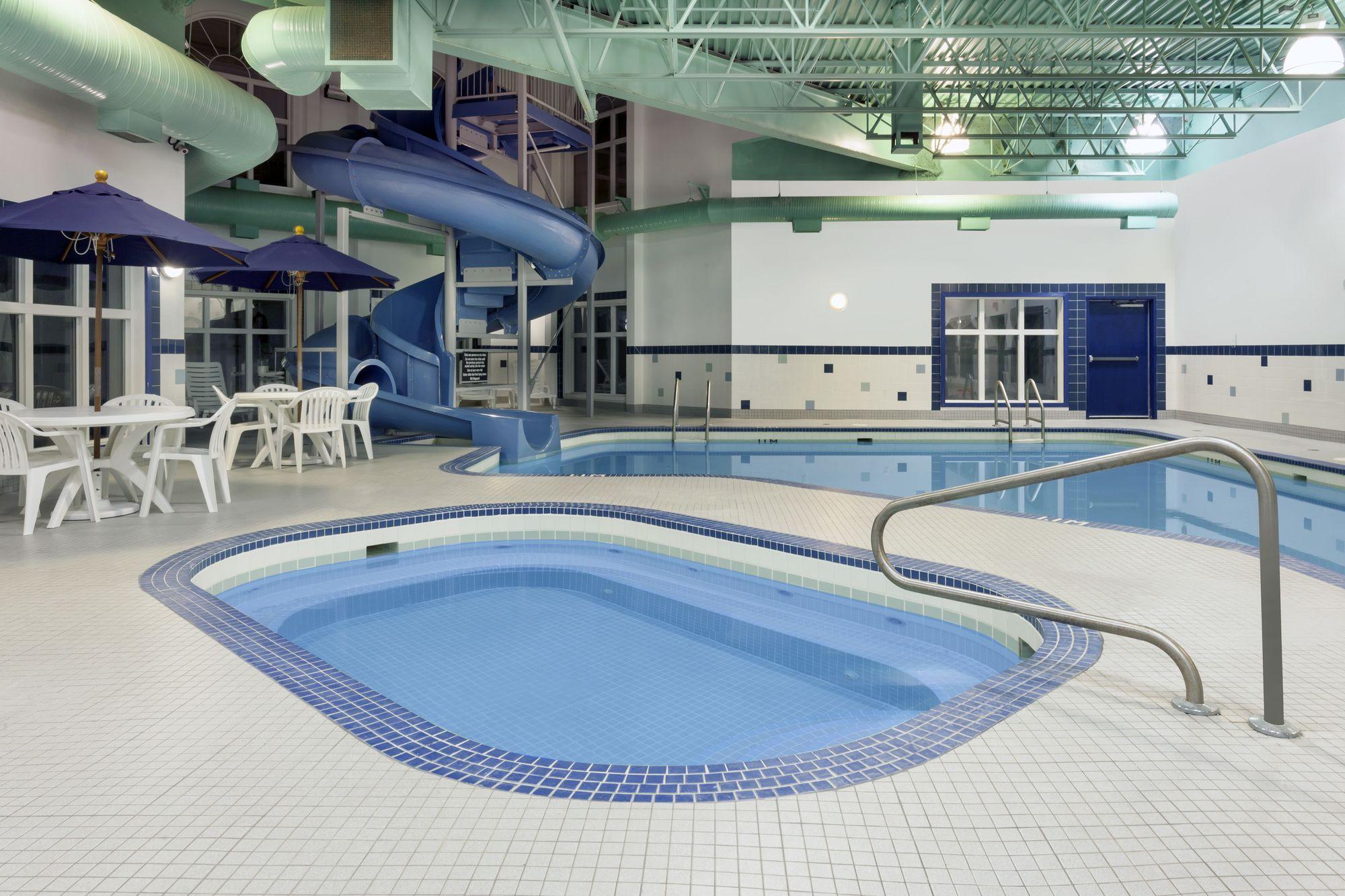 Vista Piscina Ramada By Wyndham Weyburn