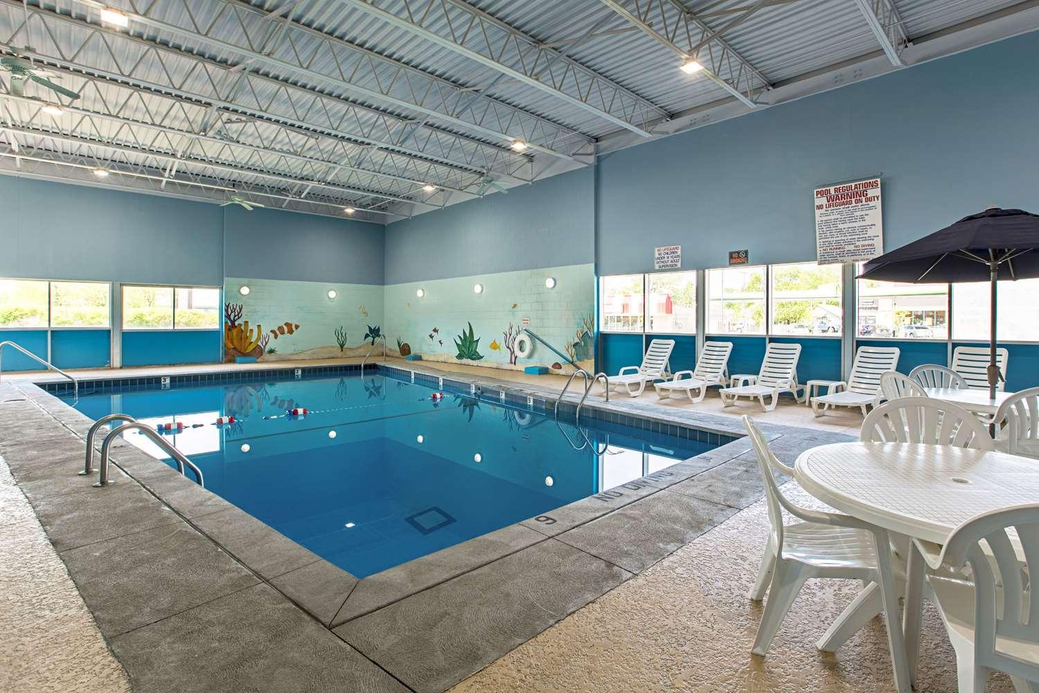 Vista Piscina Quality Inn & Suites