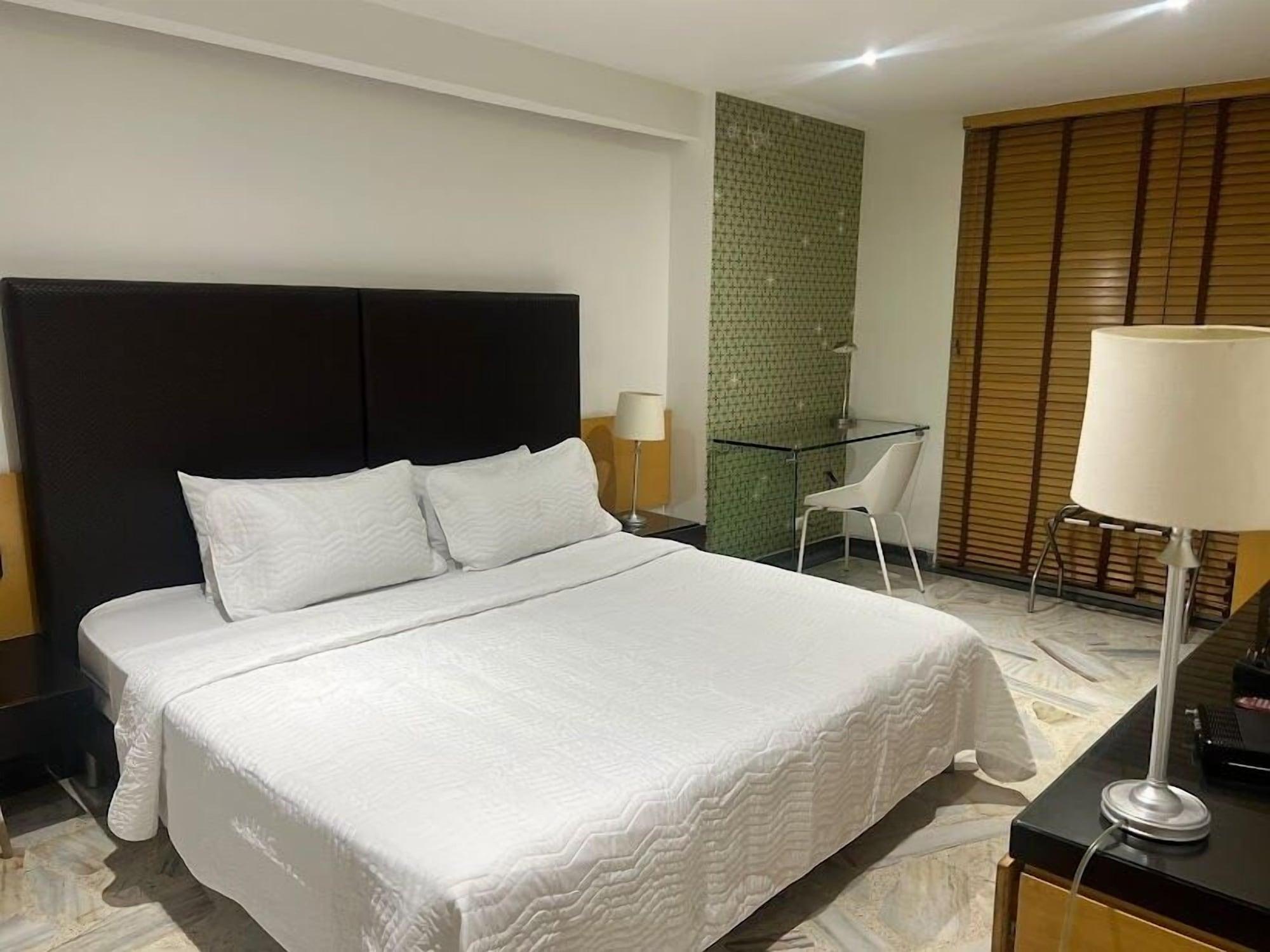 Quarto AW HOTEL LUXOR VERSALLES
