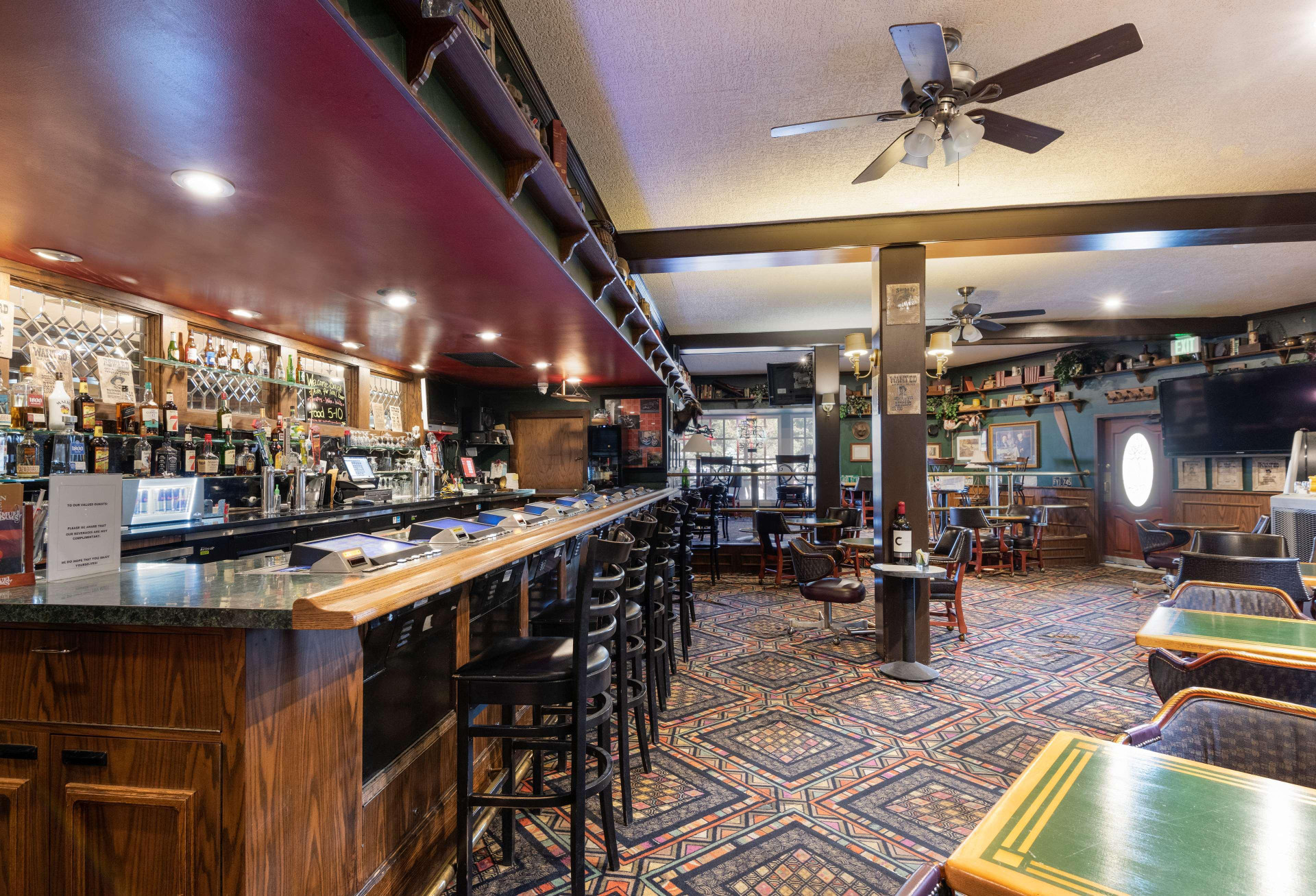 Bar/Salón SureStay Plus Hotel by Best Western Reno Airport