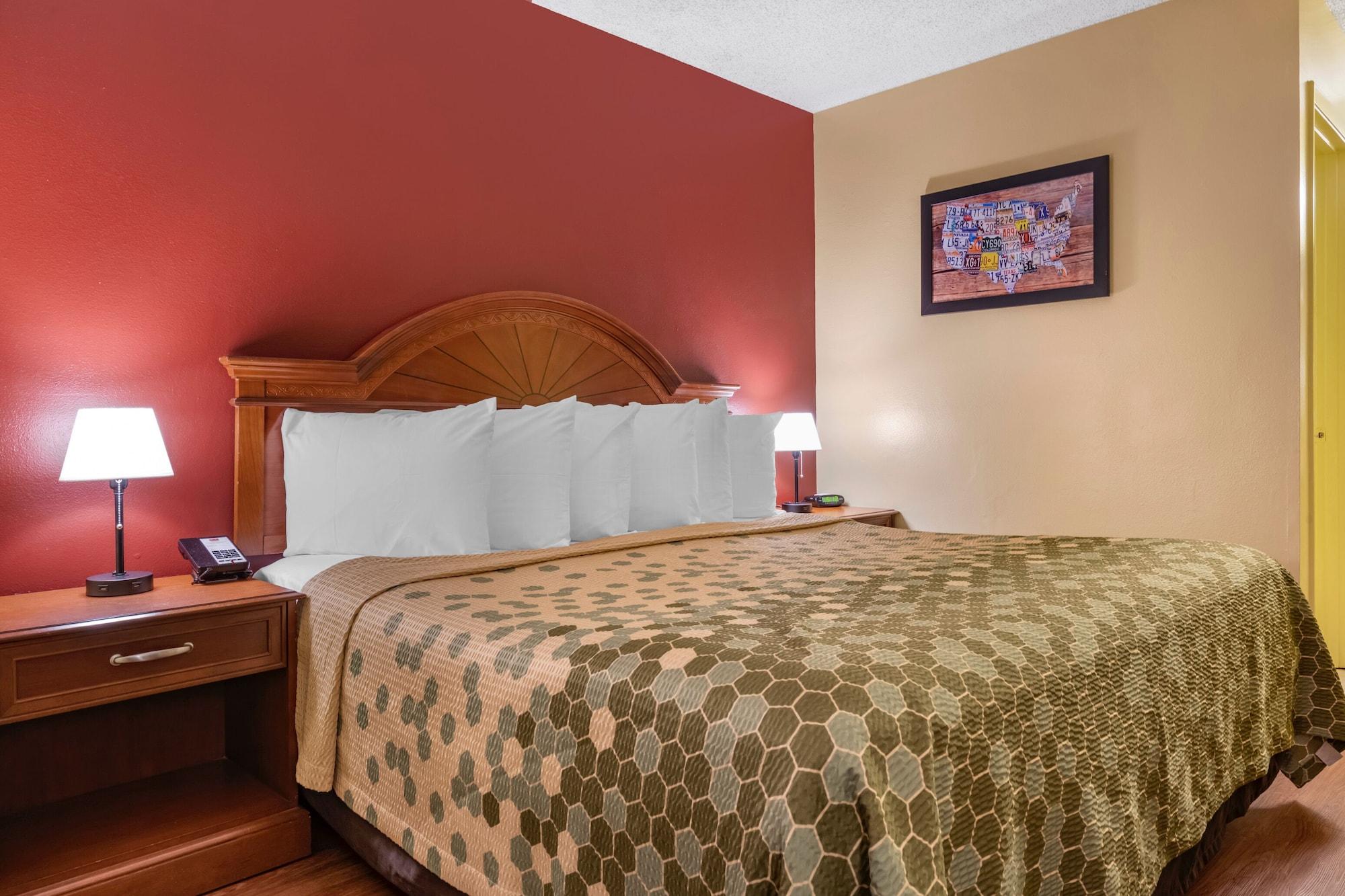 Habitación Econo Lodge Inn & Suites Maingate Central