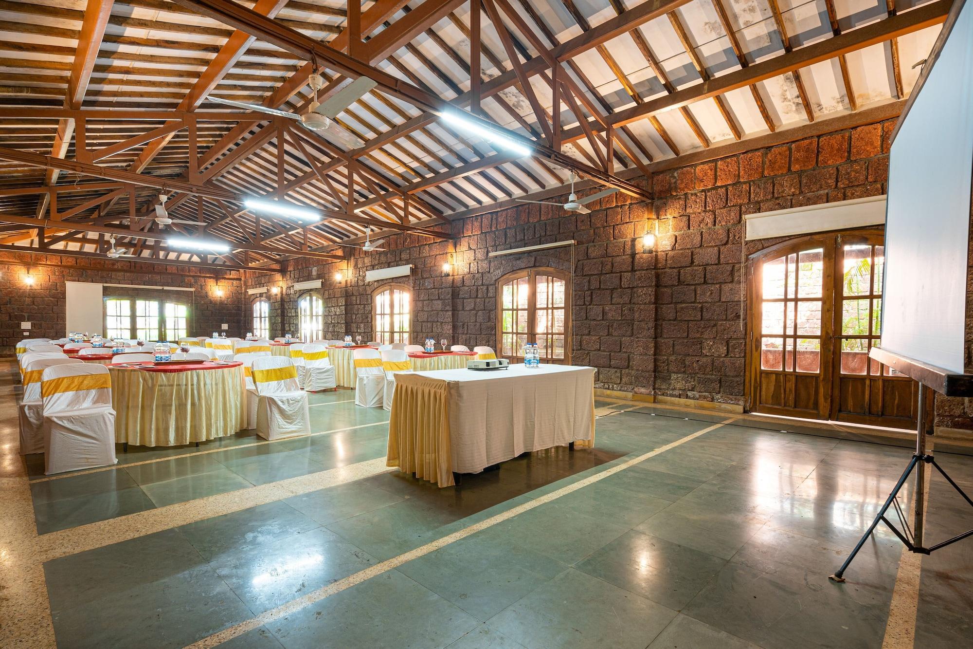 Centro de Negocios Lotus Eco Beach Resort Murud