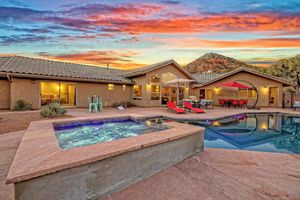 Alquiler Vacacional - Steps to the Lake & Beach Peaceful Retreat...2 Bed + Loft