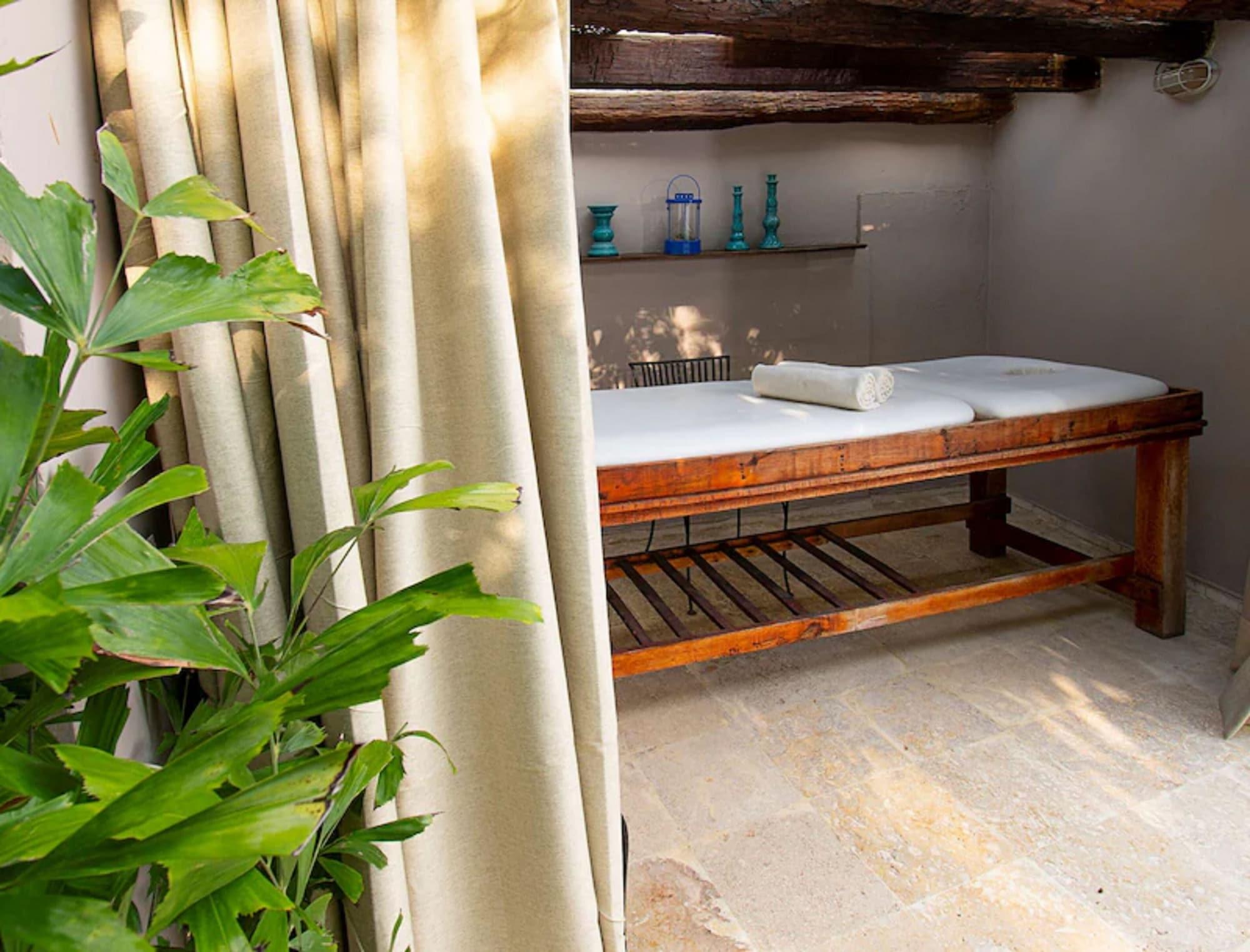 Equipamiento de Habitación Hb-2qf Boutique Hotel Room With Jacuzzi Air Conditioning And Wifi