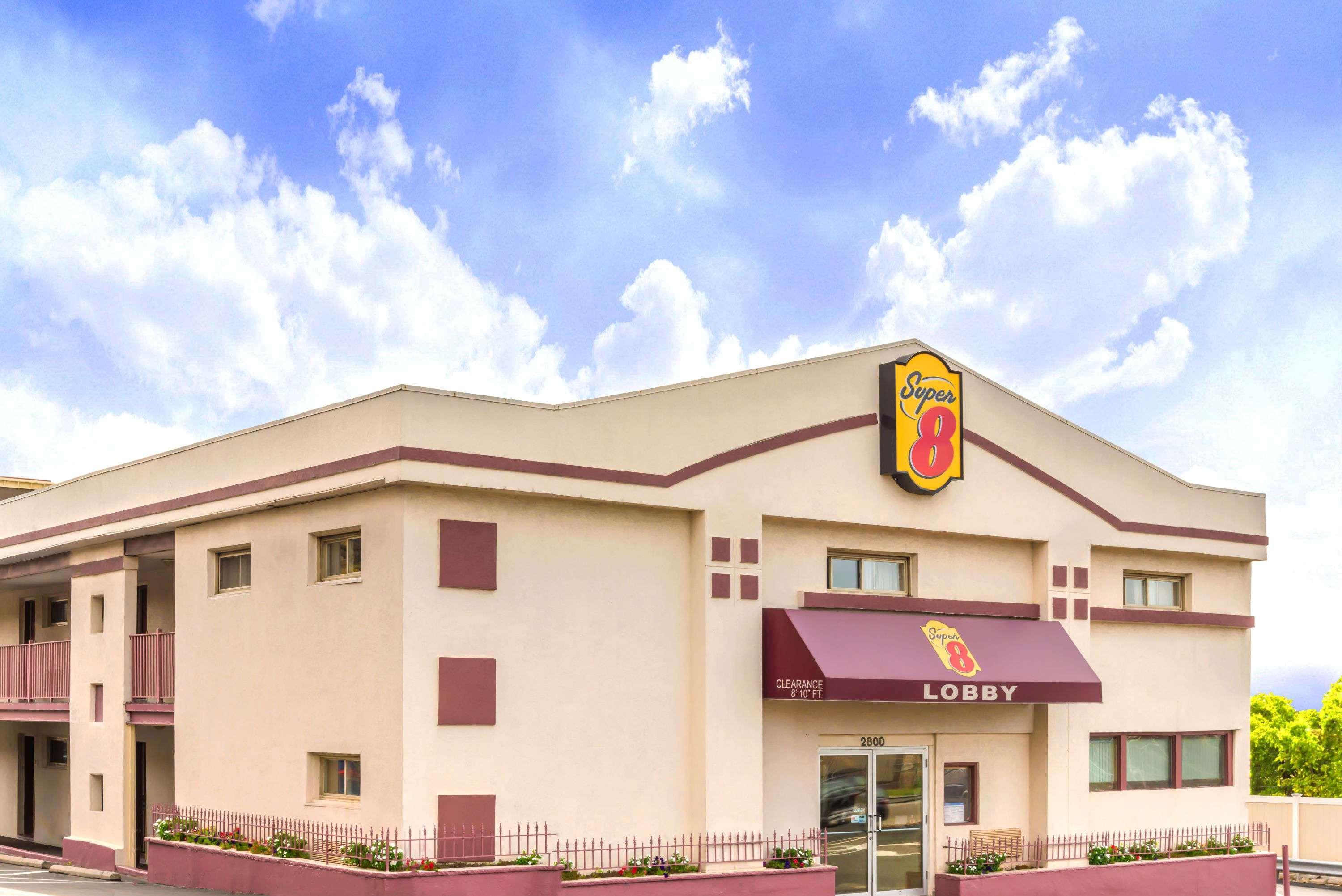 Vista Exterior Super 8 by Wyndham North Bergen NJ/NYC Area