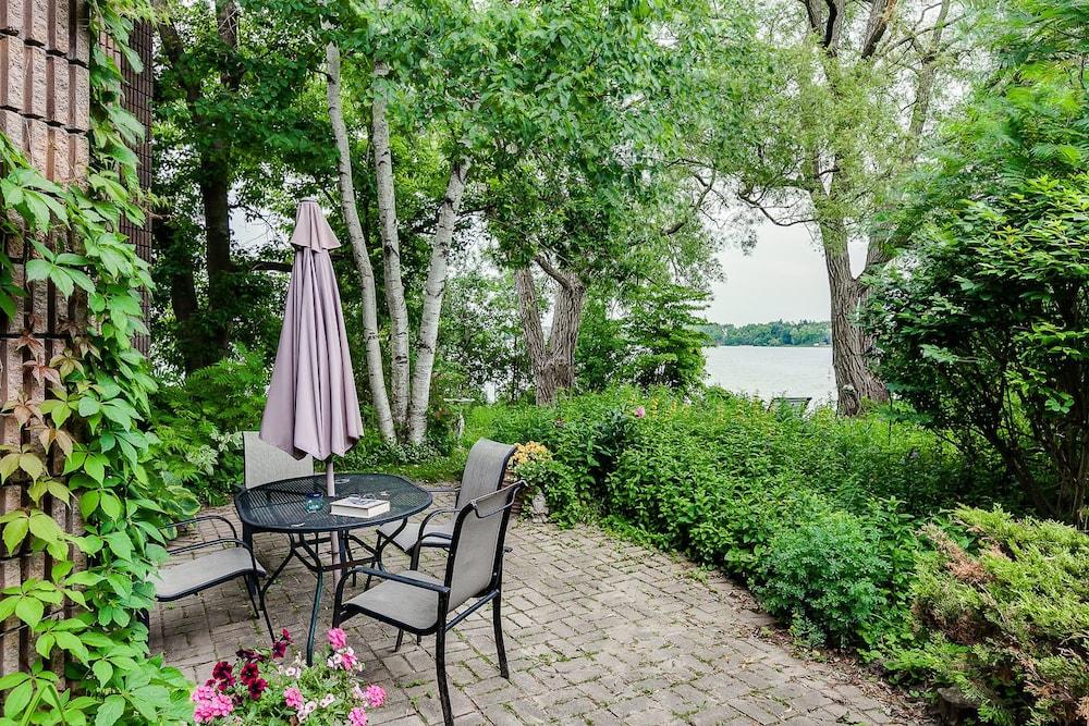 Varios 225 Lakeland Bed and Breakfast.