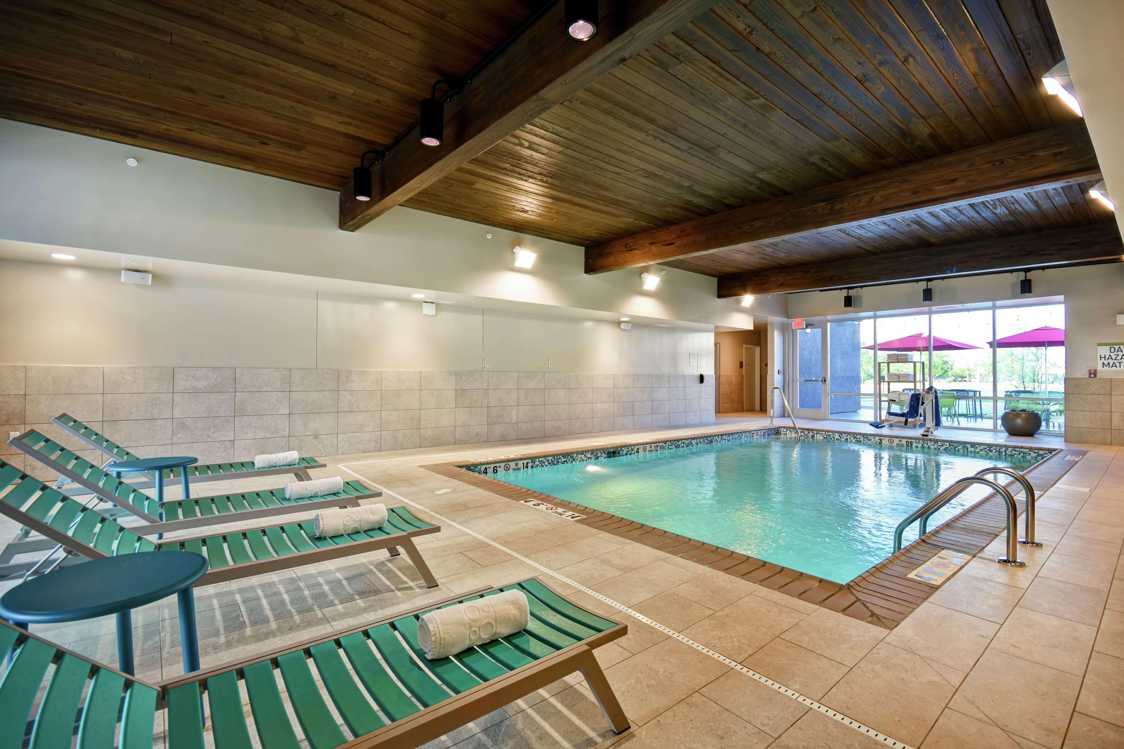 Vista Piscina Home2 Suites by Hilton Terre Haute