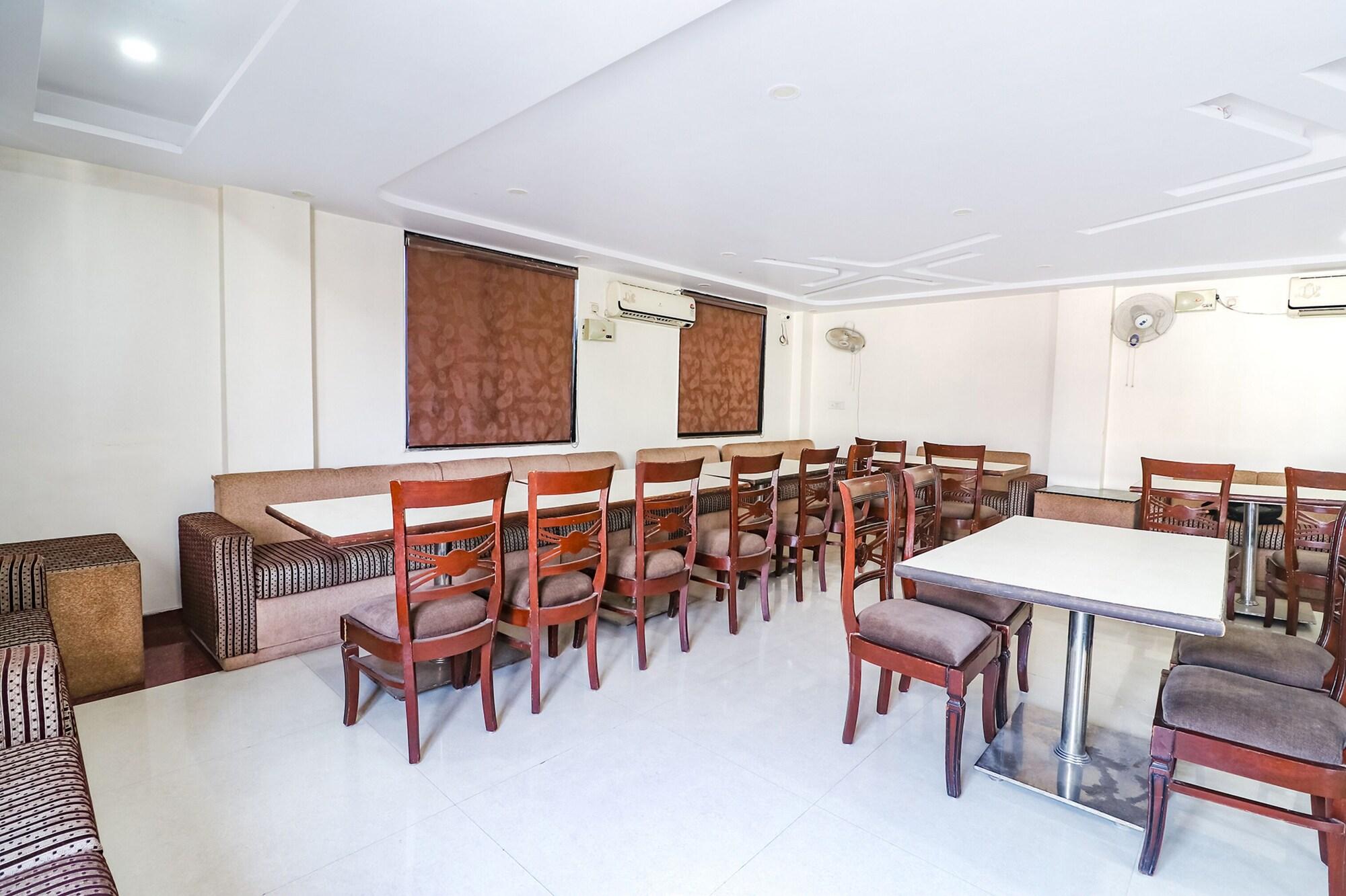 Restaurant Fabhotel Nandgiri Palace