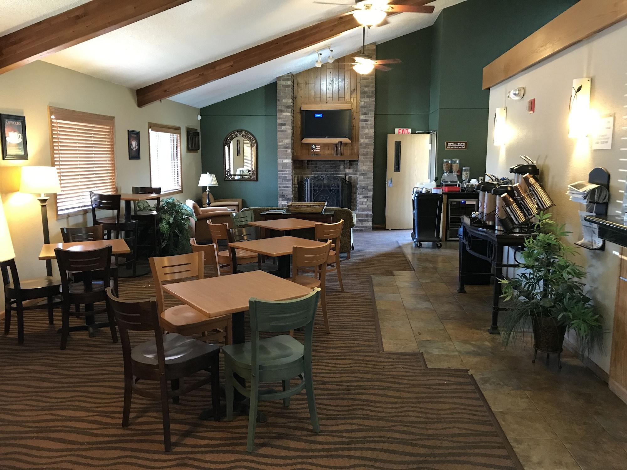 Restaurant AmericInn by Wyndham West Bend