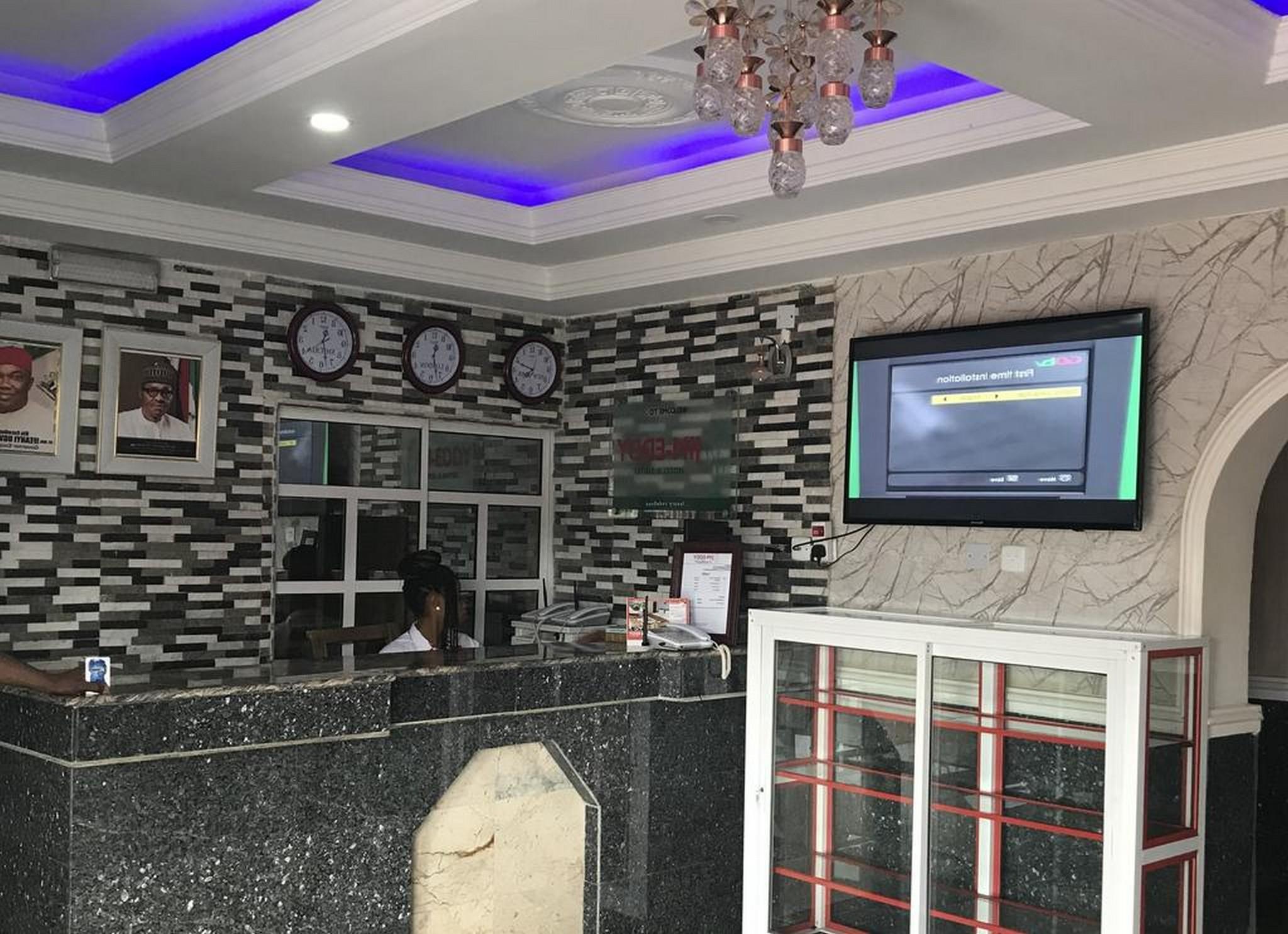 Bar/Salón Jim-eddy Suites