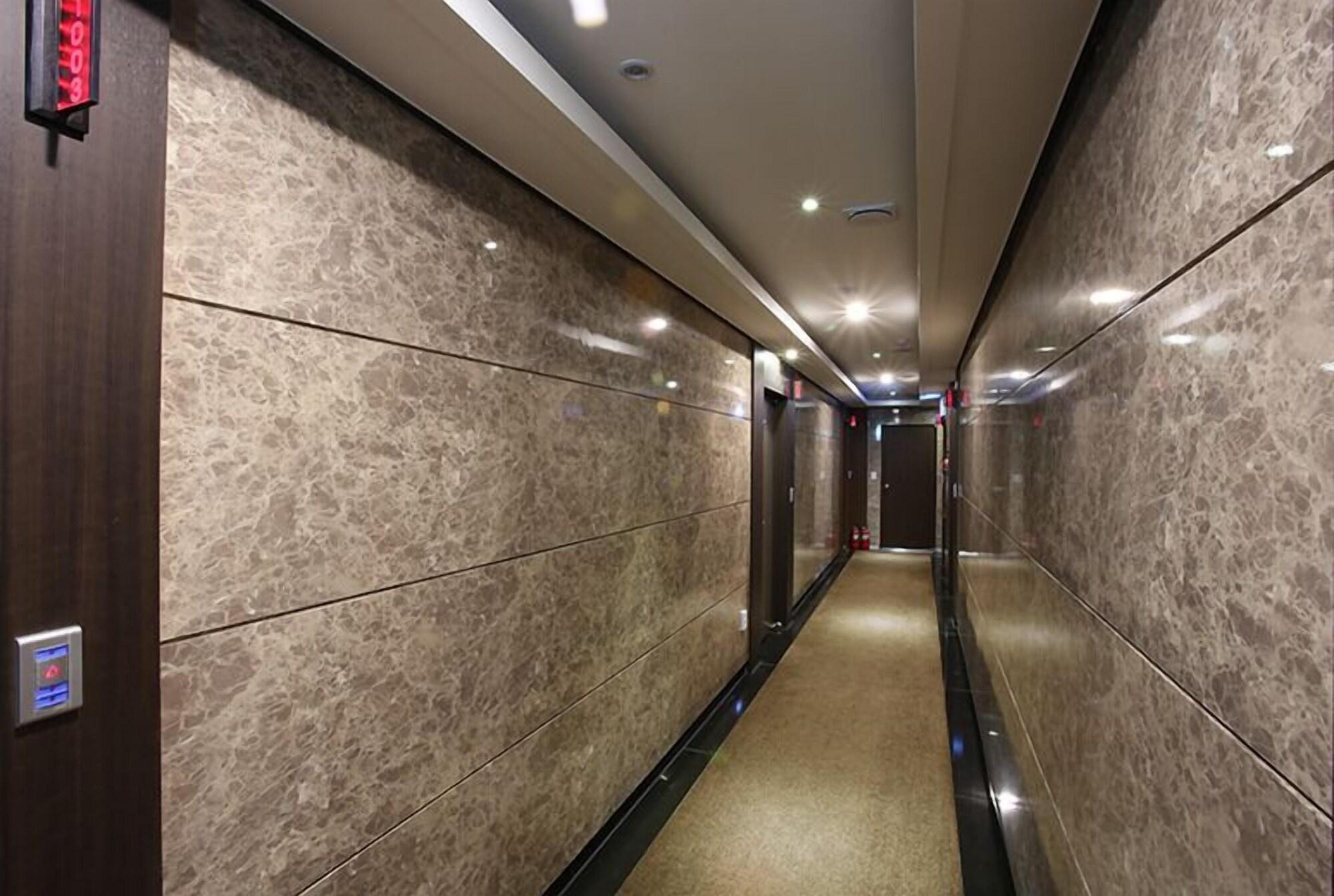 Varios Honors Hotel