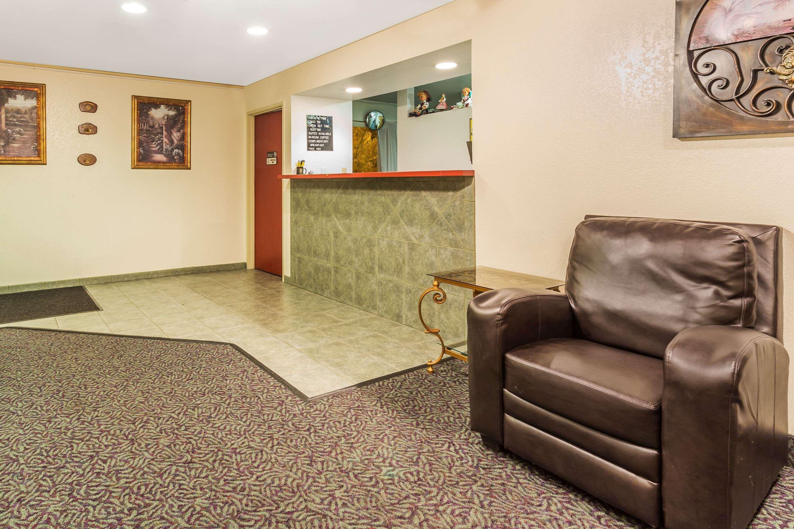 Vista Lobby Super 8 by Wyndham Greeley