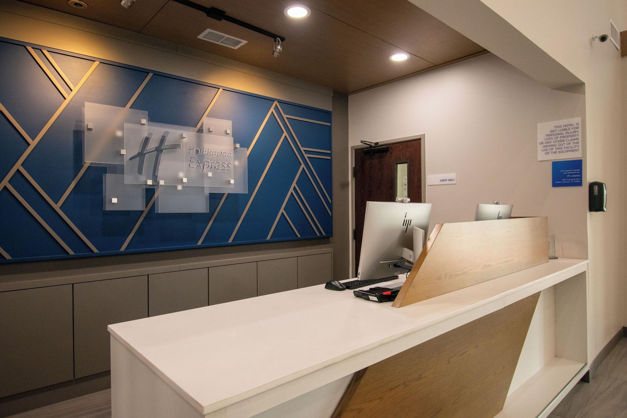 Vista Lobby Holiday Inn Express and Suites Sulphur Springs by IHG
