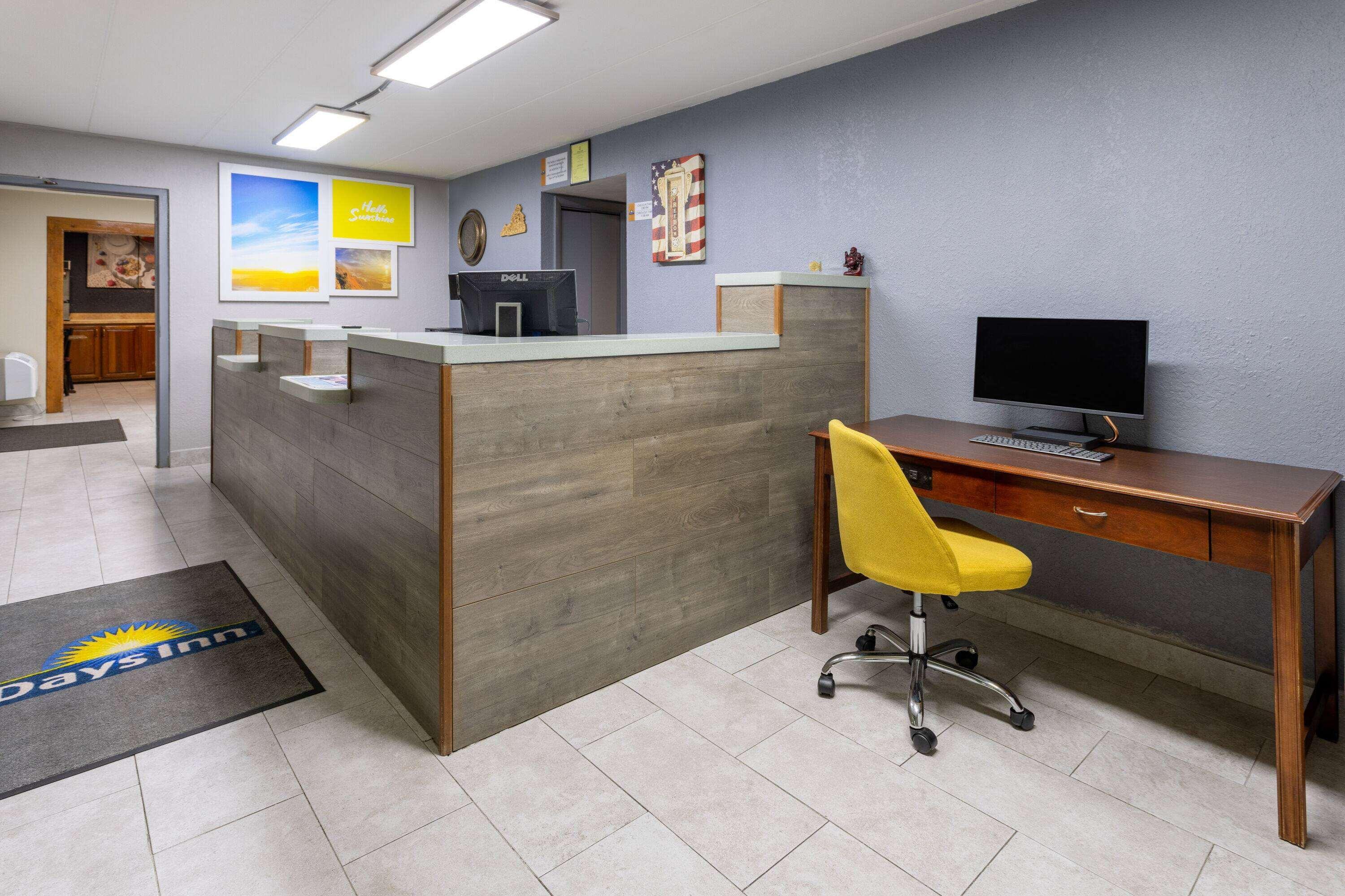Vista Lobby Days Inn by Wyndham Winchester