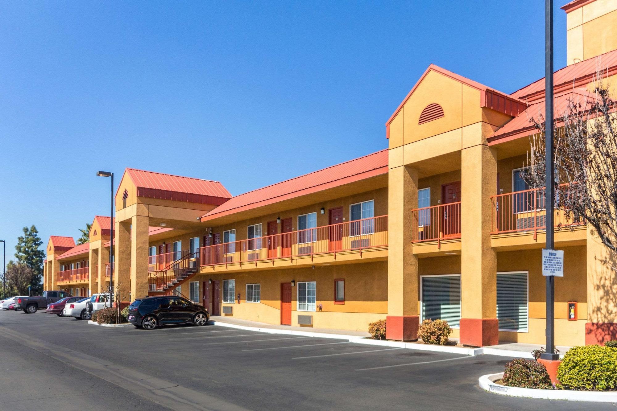 Varios Quality Inn Fresno Near University
