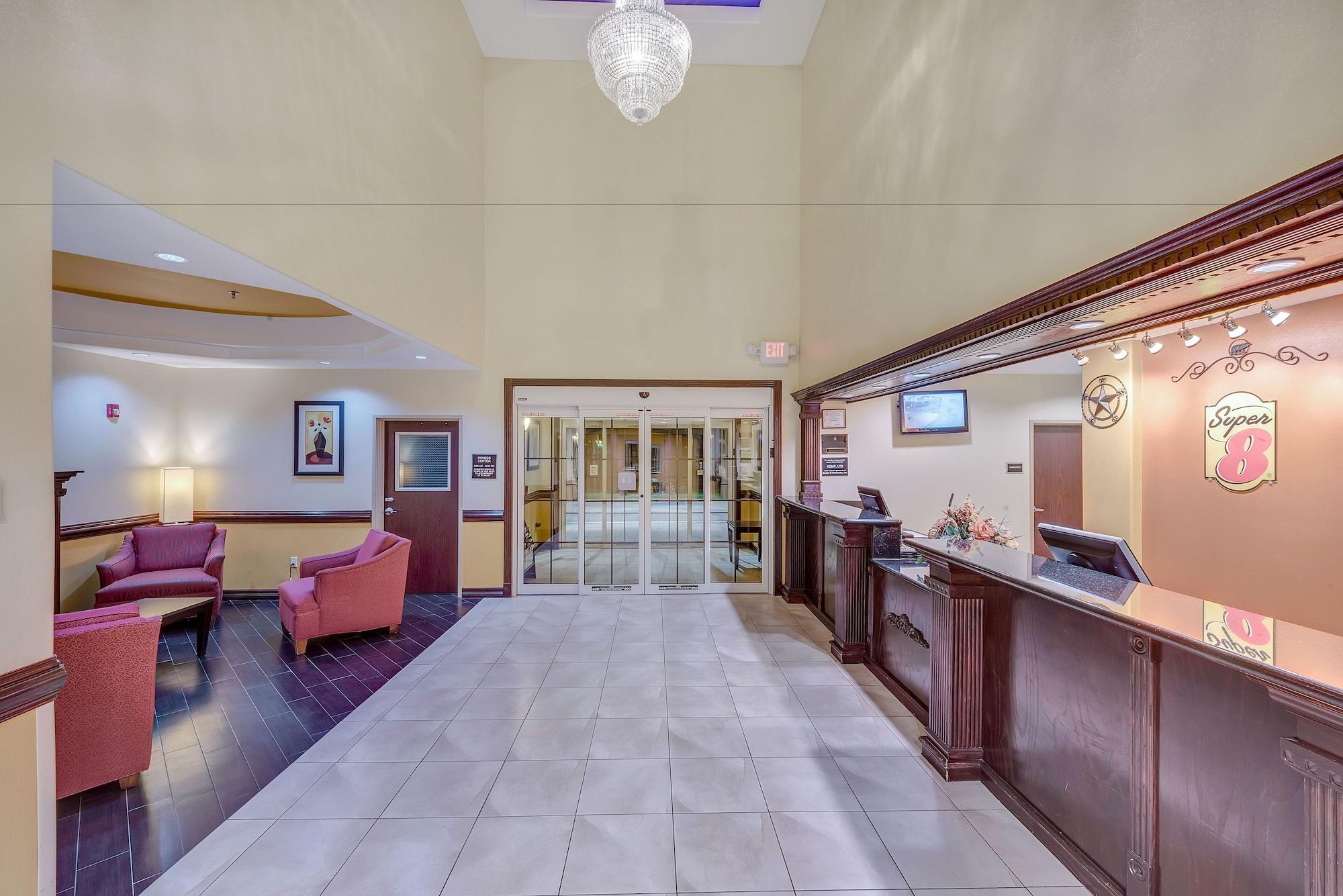 Vista Lobby Super 8 by Wyndham Hidalgo/McAllen Area