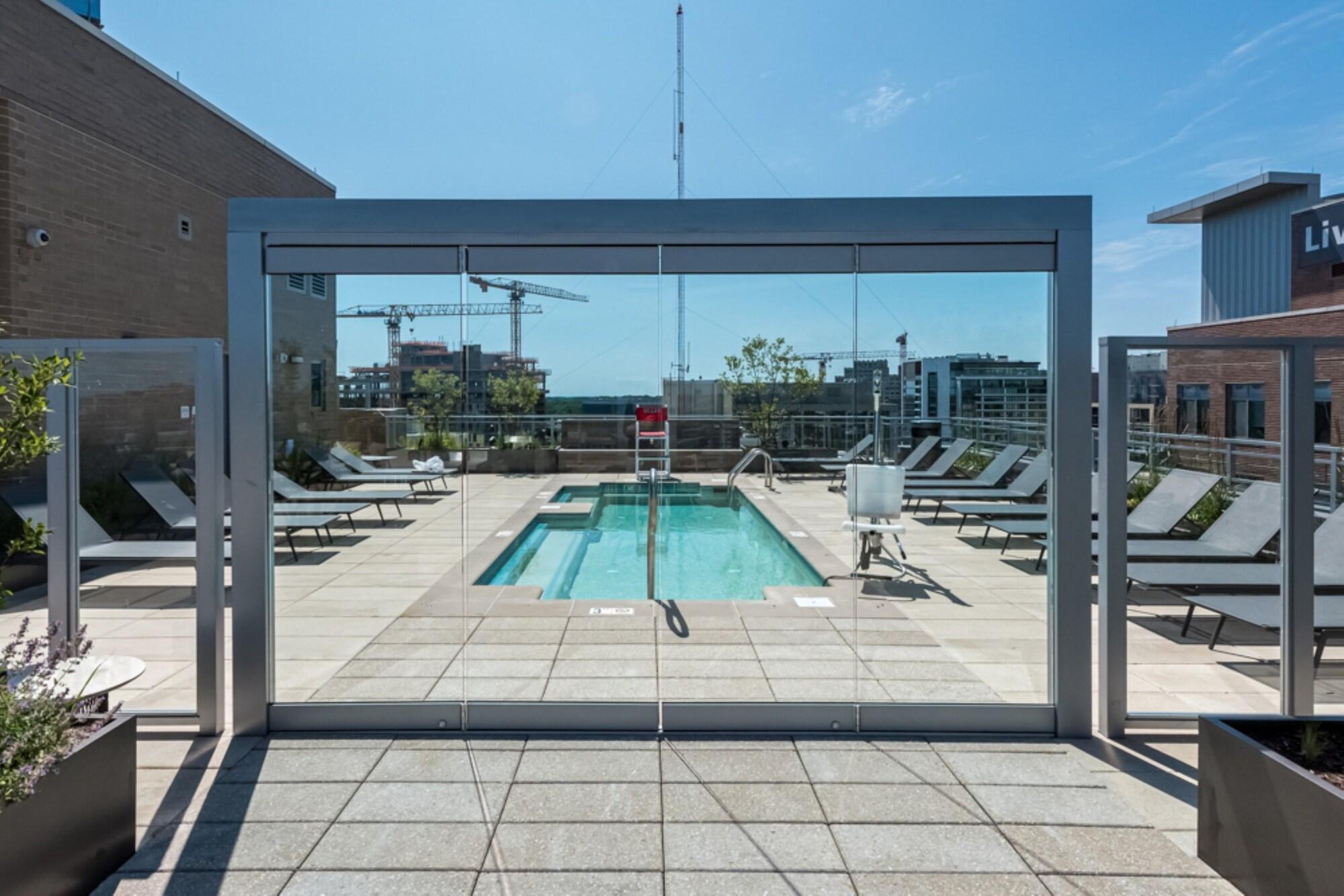 Vista Piscina Global Luxury Suites Bethesda Chevy Chase