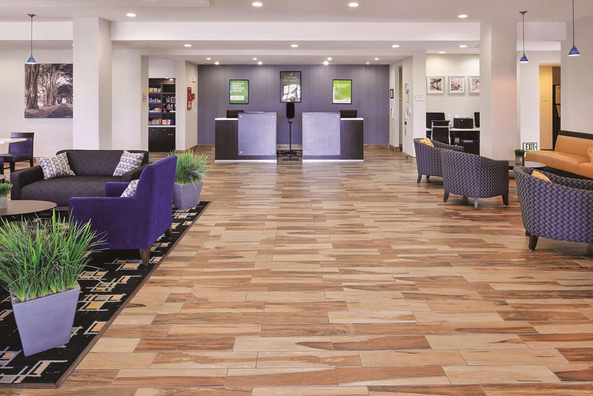 Vista Lobby La Quinta Inn & Suites by Wyndham Karnes City - Kenedy