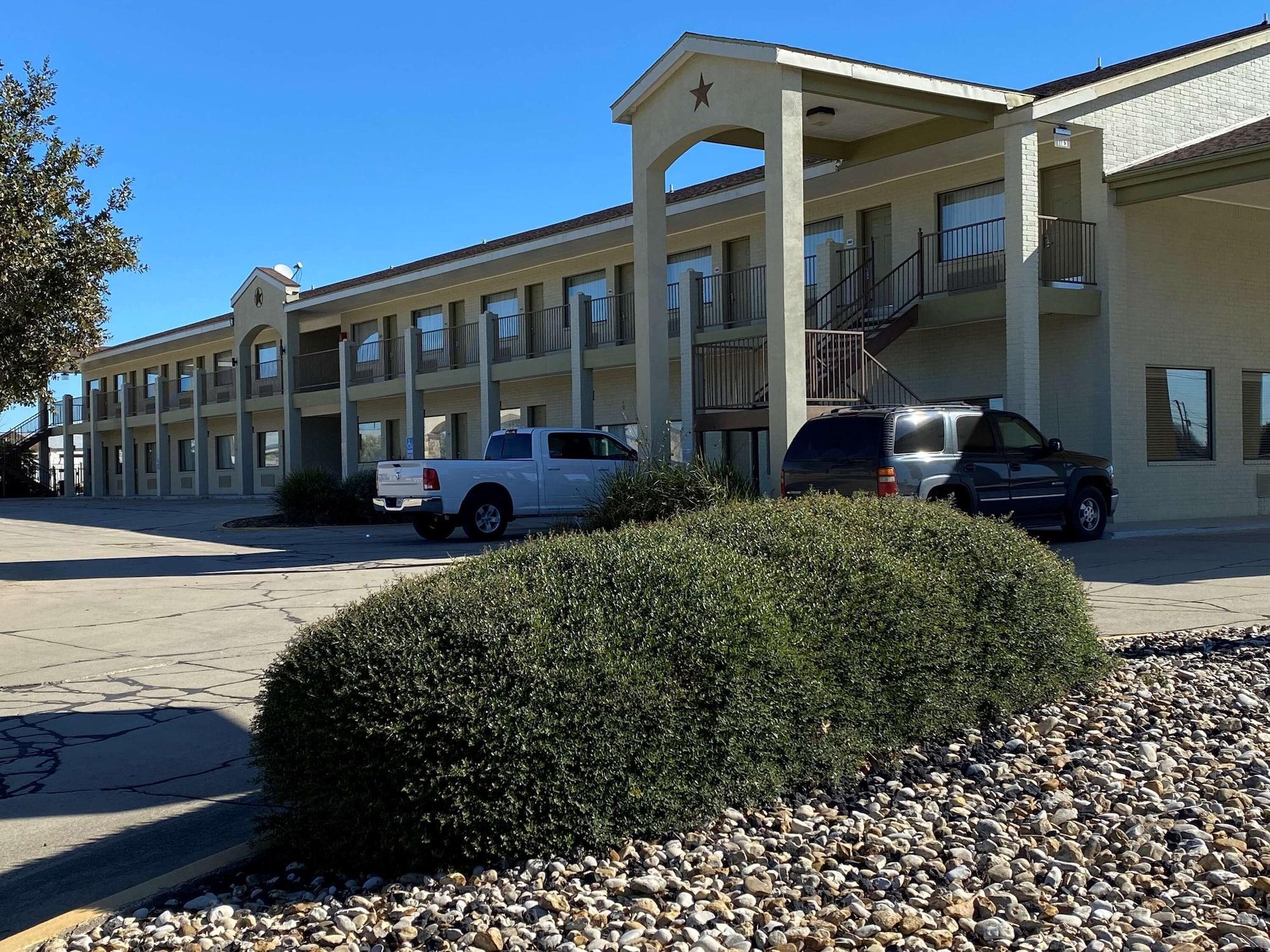 Vista Exterior SureStay Hotel by Best Western Floresville
