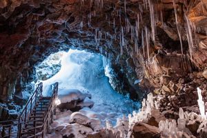 Passeio - O passeio pelo túnel de lava em Raufarholshellir