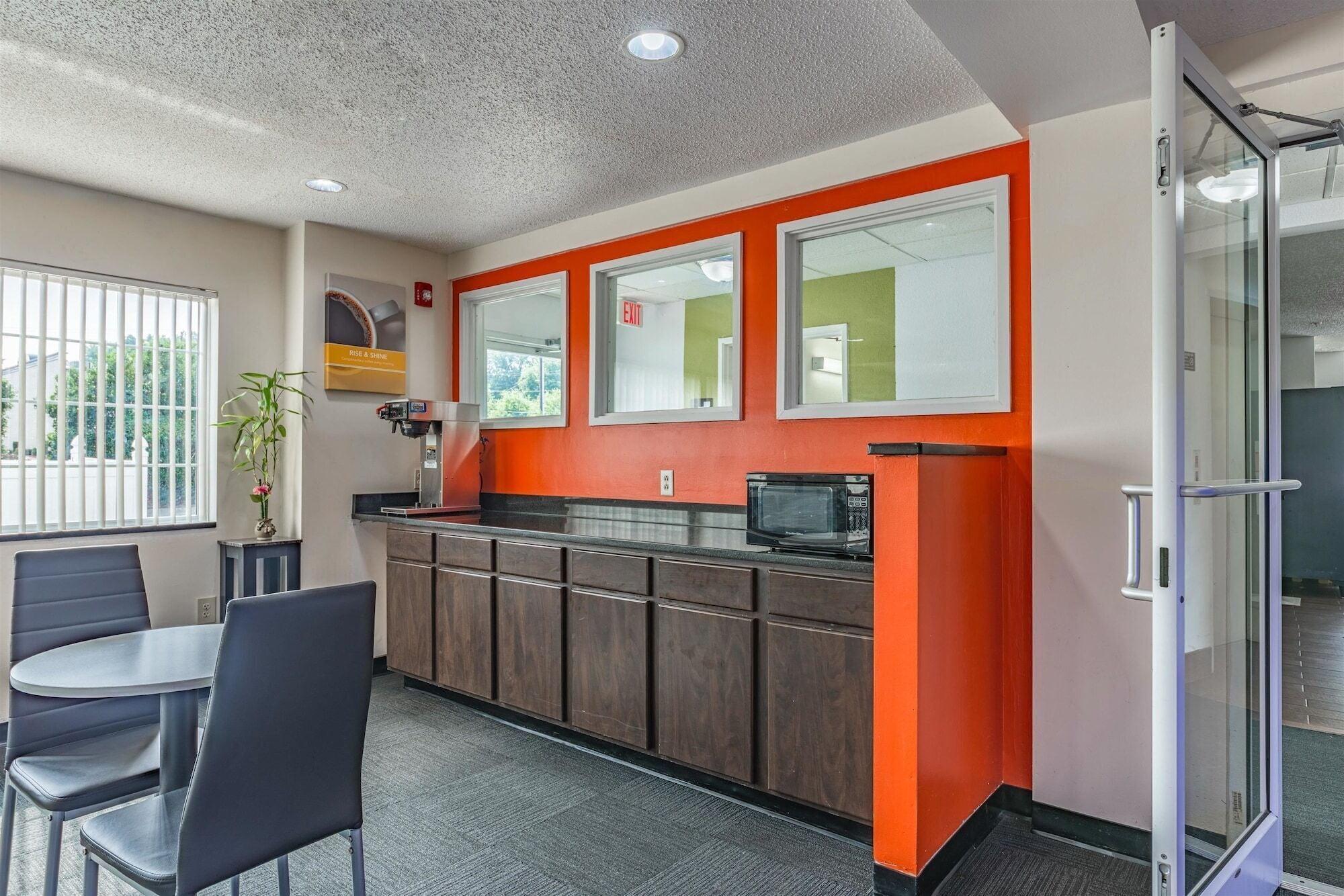 Restaurant Motel 6 Charlotte, NC - University