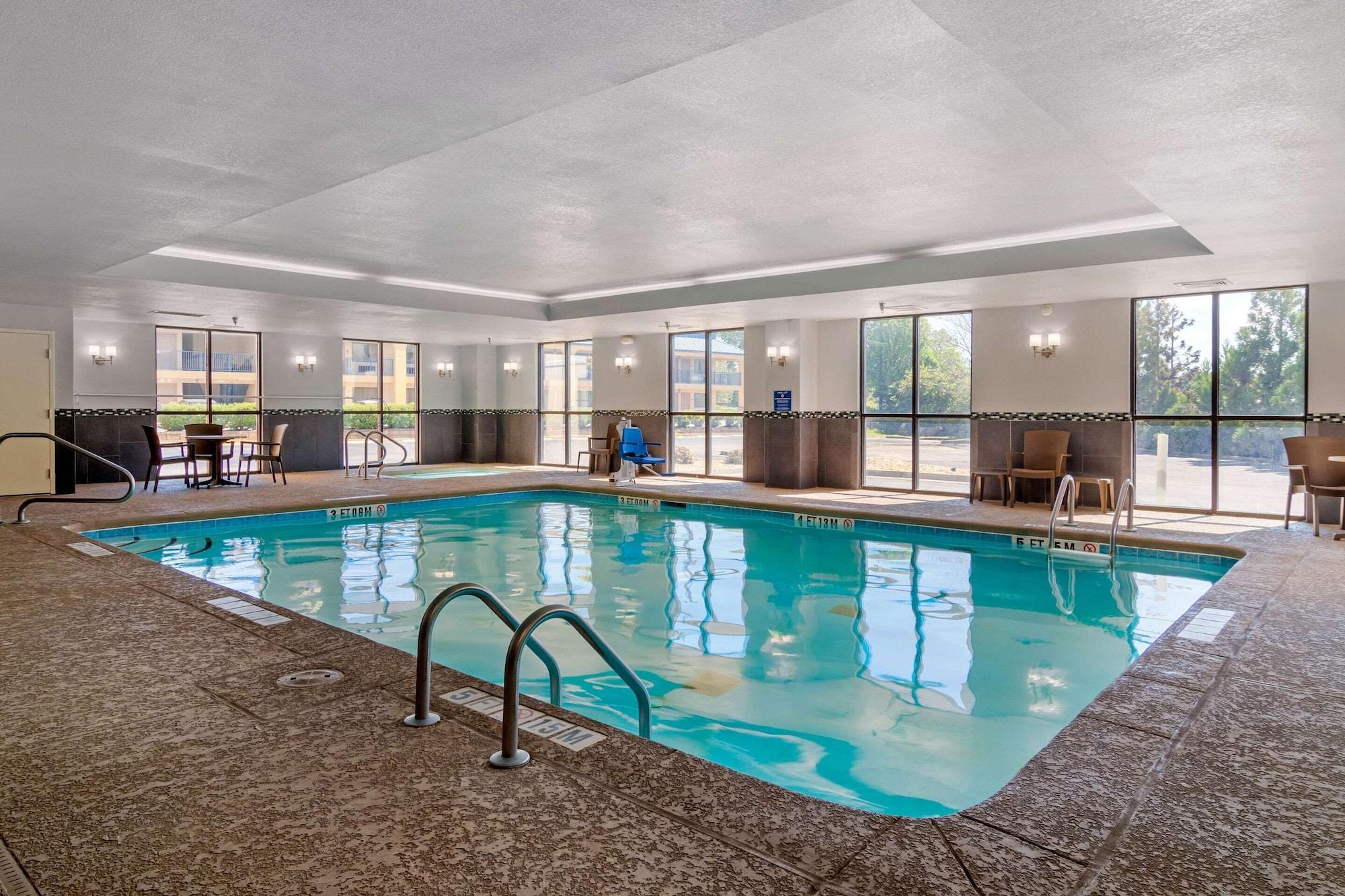 Vista Piscina Comfort Suites Byron Warner Robins