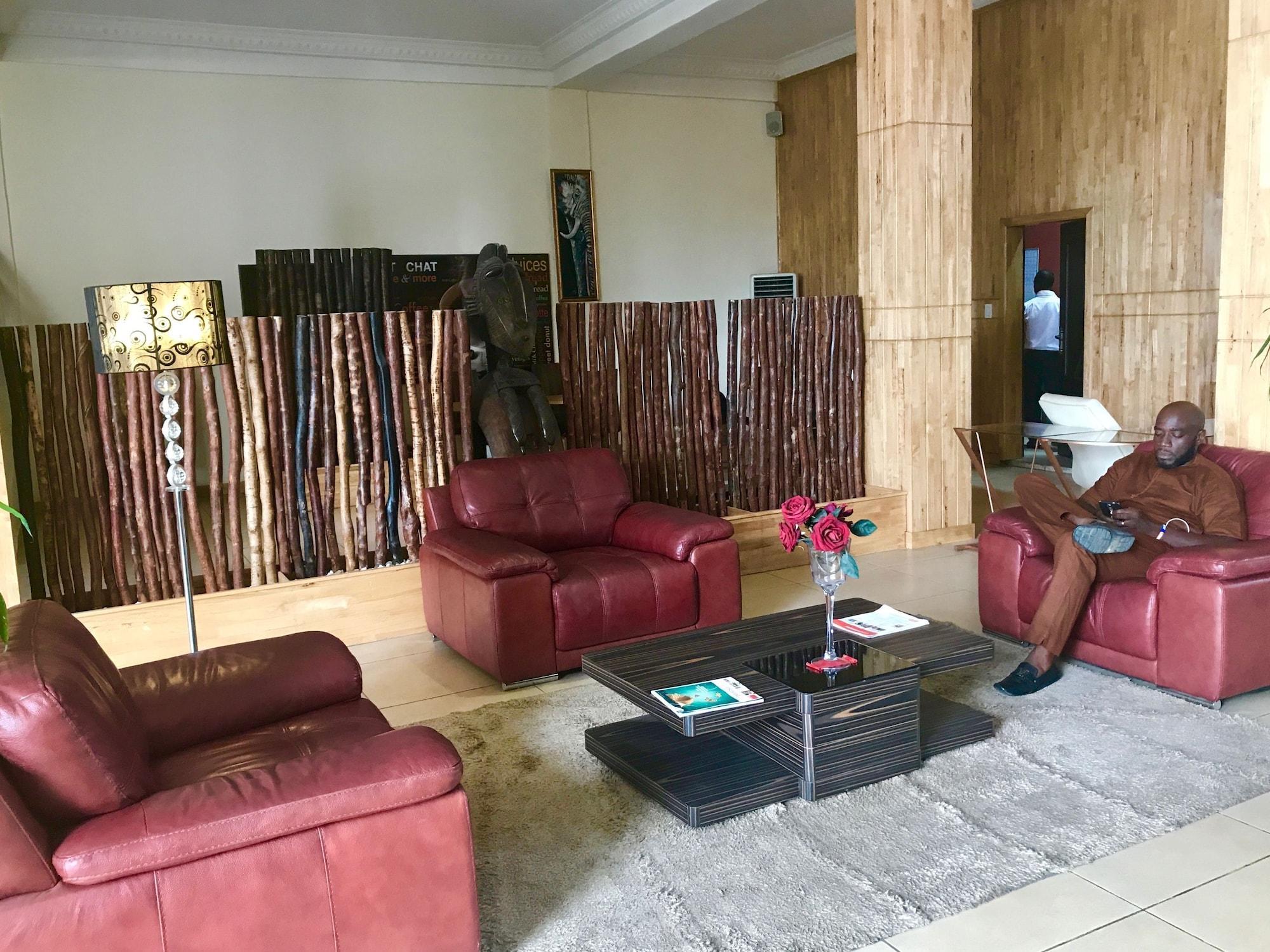 Vista Lobby Bella Casa Hotel
