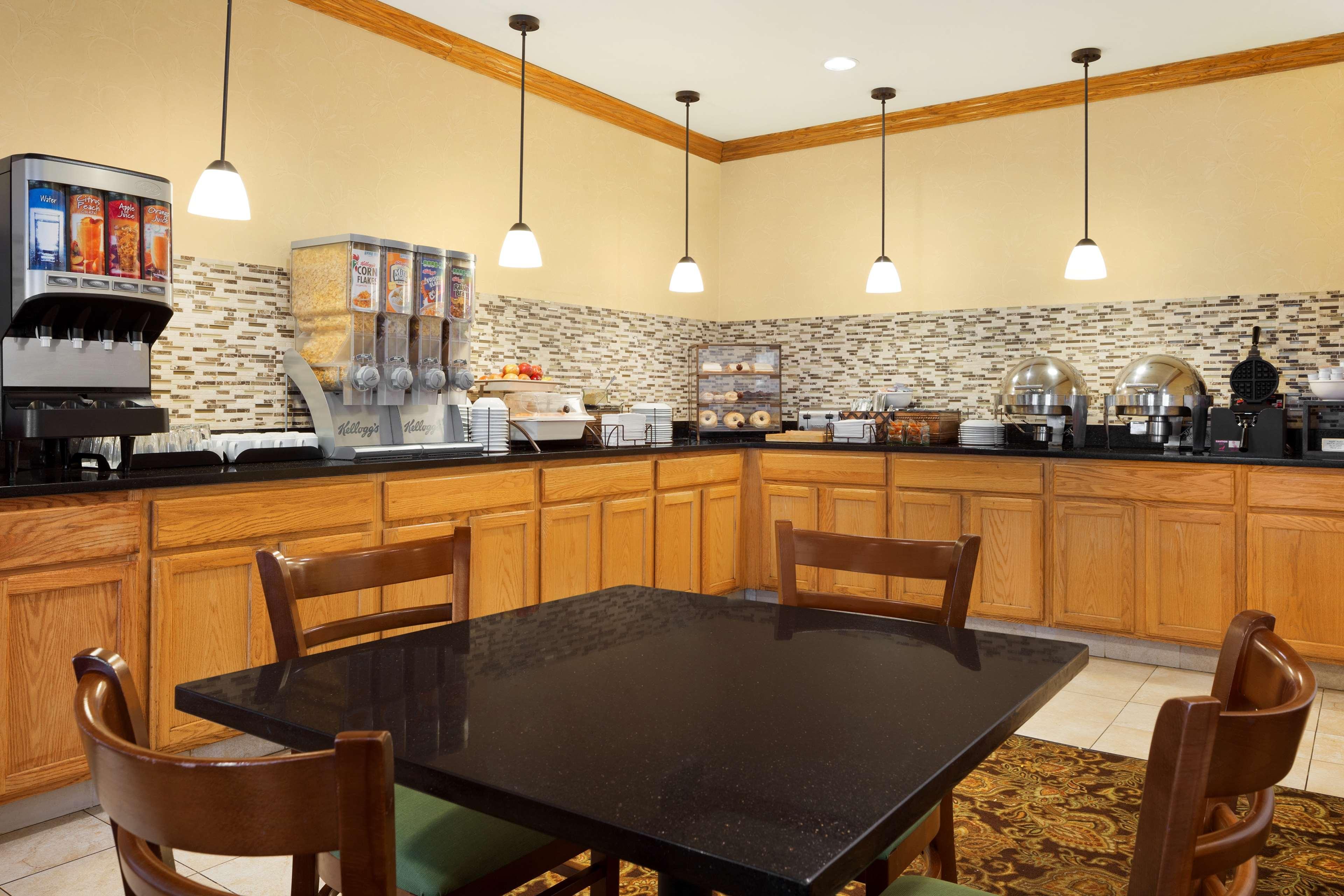 Restaurant Country Inn & Suites by Radisson, Macedonia, OH